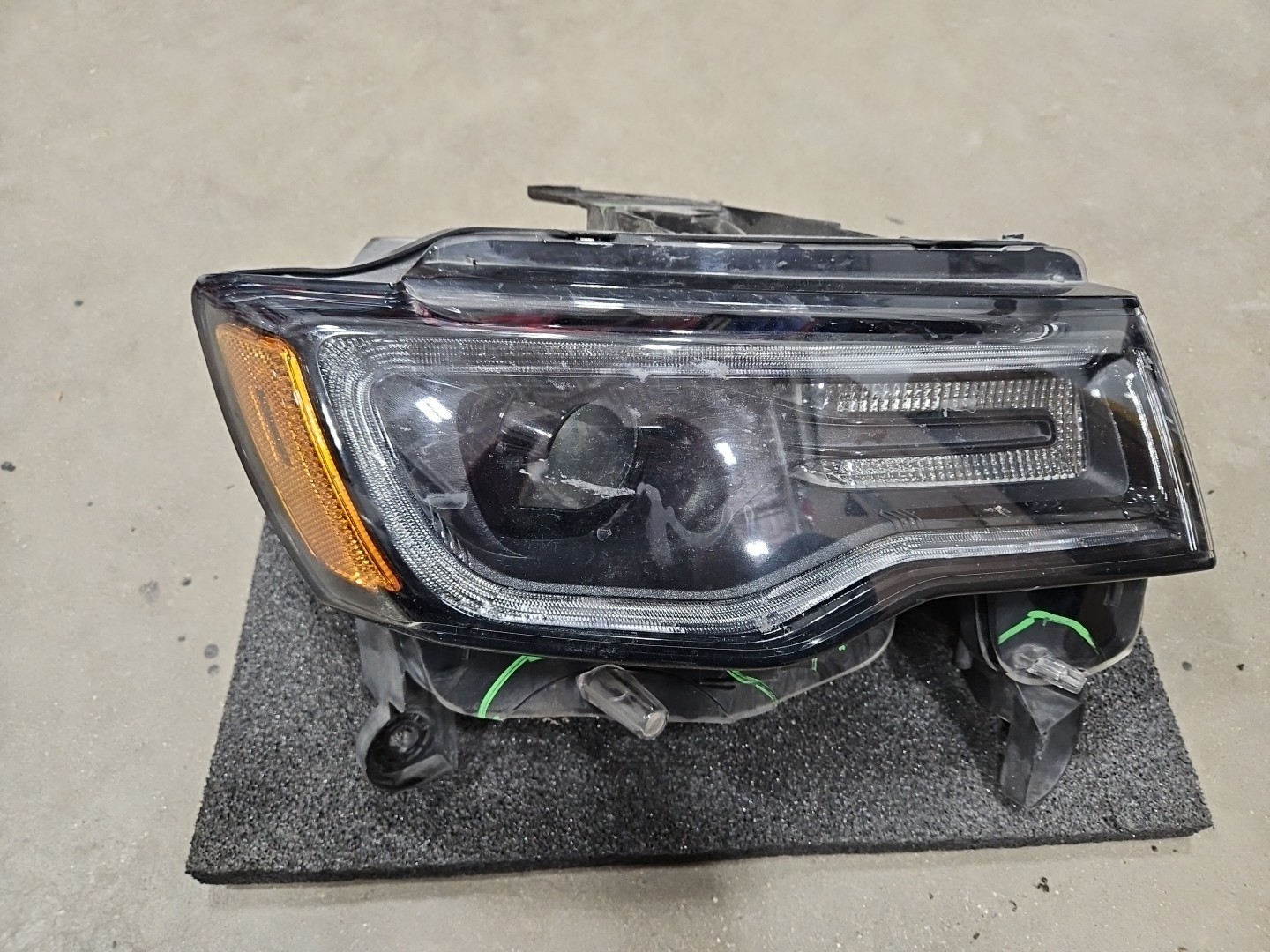 2017 - 2021 Jeep Grand Cherokee Black NON-AFS Xenon HID Right Headlight OEM