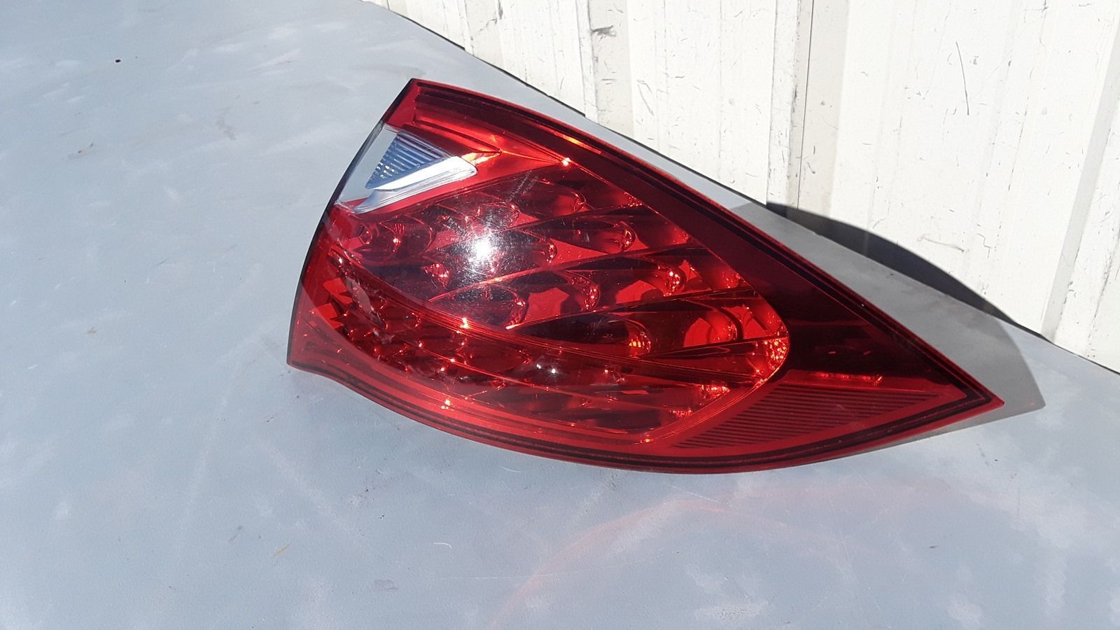 2011-2014 PORSCHE CAYENNE REAR RIGHT SIDE OUTER TAILLIGHT LIGHT LAMP OEM