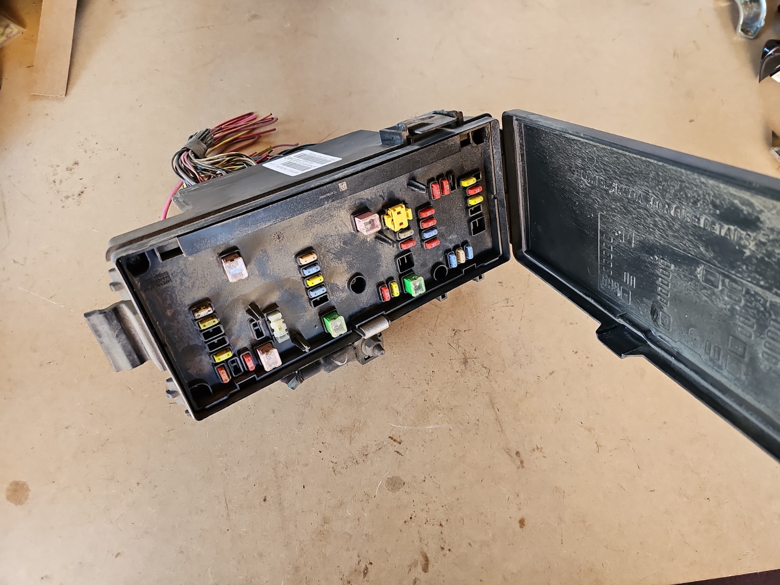 08-09 DODGE RAM 1500 2500 TIPM FUSEBOX TOTALLY INTEGRATED POWER MODULE P68028003