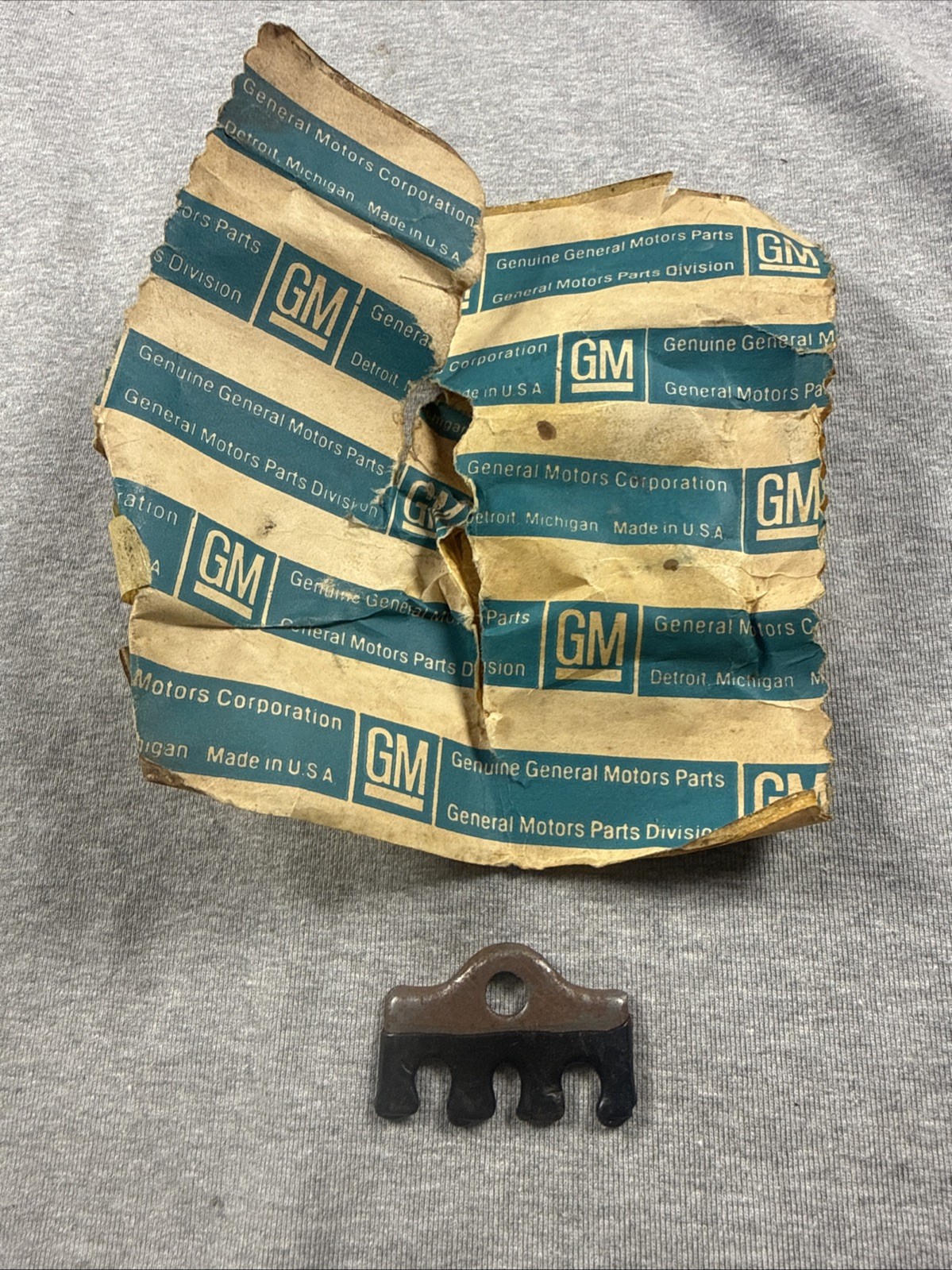 (Quantity 1) Genuine GM 1968-1974 Chevelle Spark plug wire separator SB 3923266