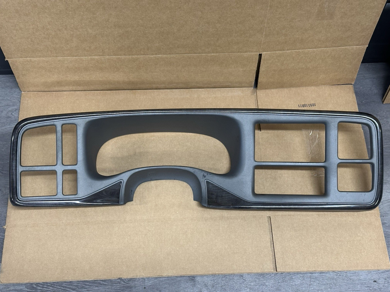 2003-06 *CRACKED* Yukon Denali 2 DIN Radio Gauge Cluster Dash Bezel Surround OEM