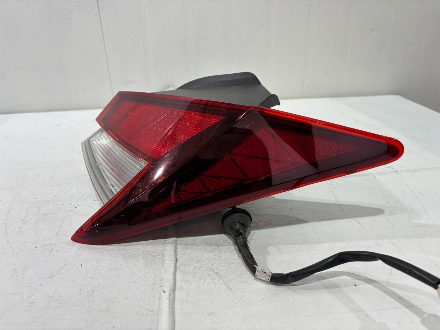 2021 - 2024 Hyundai Elantra Avante CN LED RIGHT Tail Light OEM 92402-AA0 2021 - 2024 Hyundai Elantra Avante CN LED RIGHT Tail Light OEM 92402-AA0
