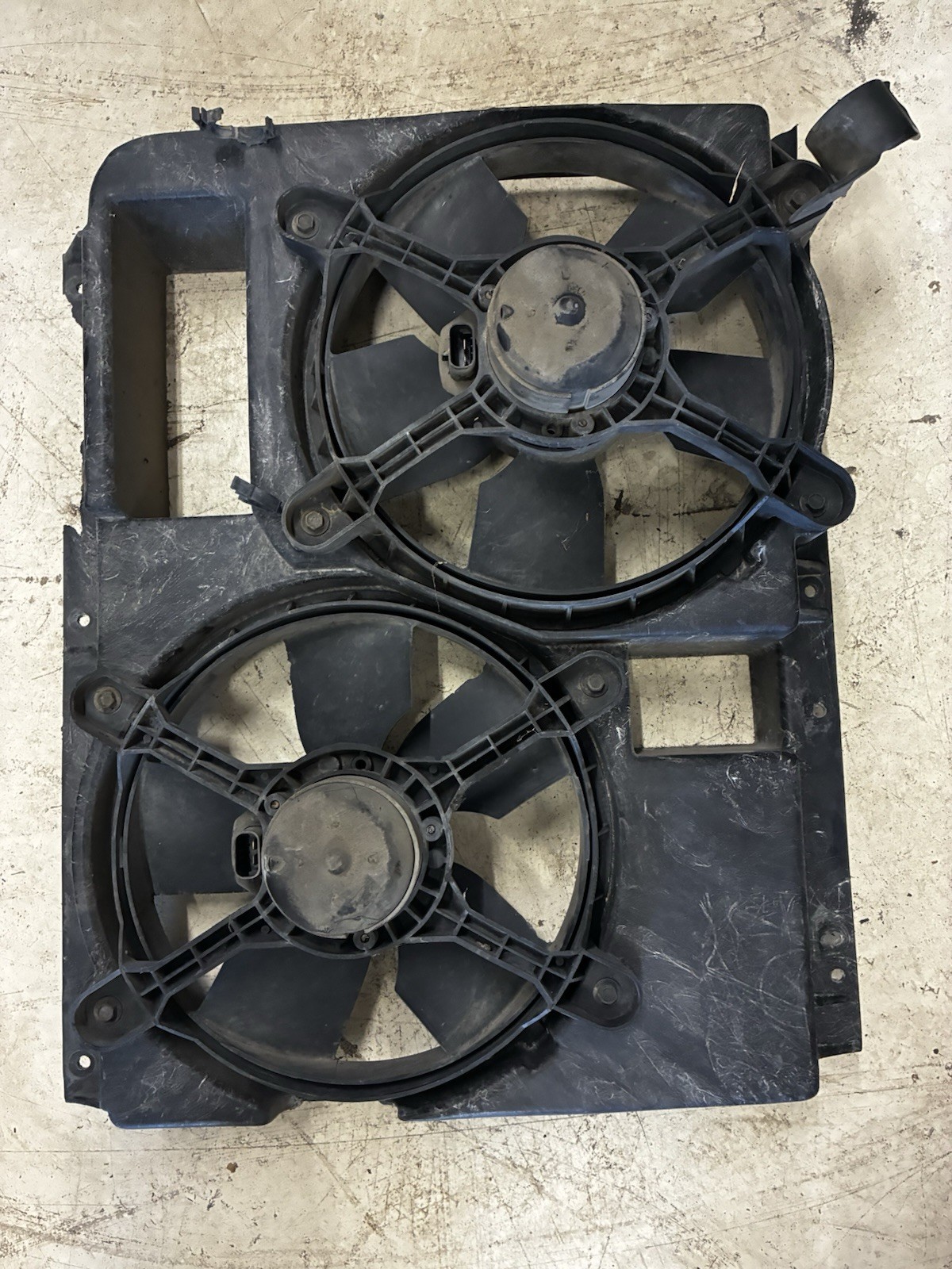 1990-1996 Chevrolet Corvette Radiator Fan Motor Fan Assembly Fits DAMAGED 1990-1996 Chevrolet Corvette Radiator Fan Motor Fan Assembly Fits DAMAGED