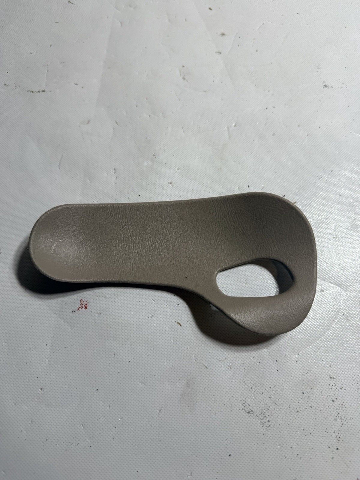 99-06 Silverado Sierra Tahoe Yukon Suburban RIGHT REAR DOOR HANDLE TRIM T34