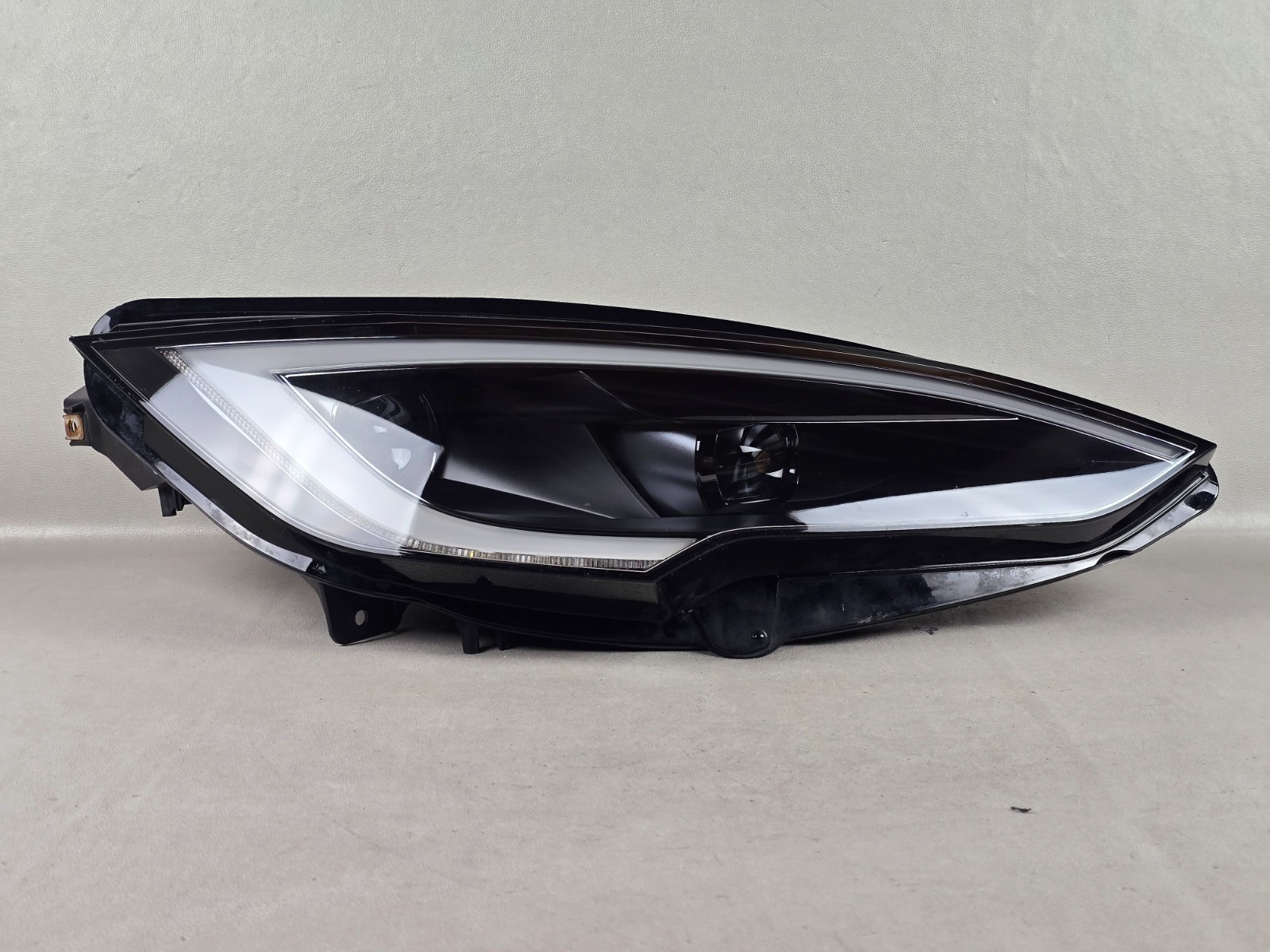 Nice 2022-2025 Tesla Model S Right Passenger Dual Projector Headlight