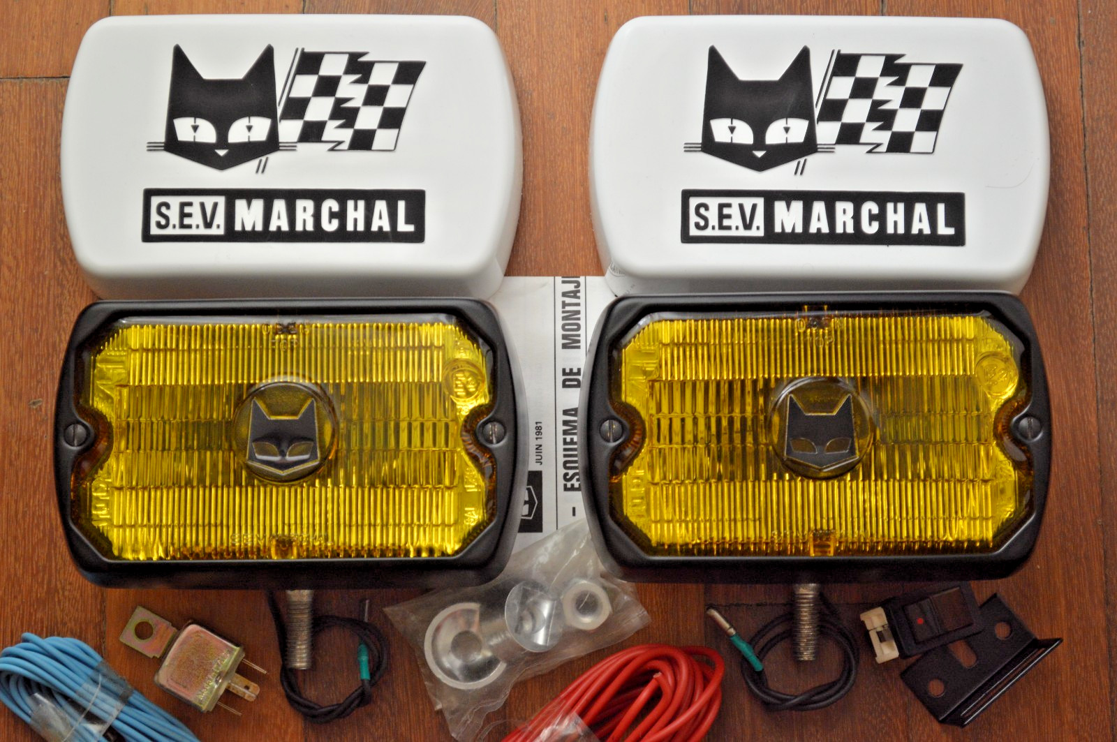 VTG NOS MARCHAL 750 759 YELLOW FOG LIGHTS with STONE COVERS MUSTANG LINCOLN