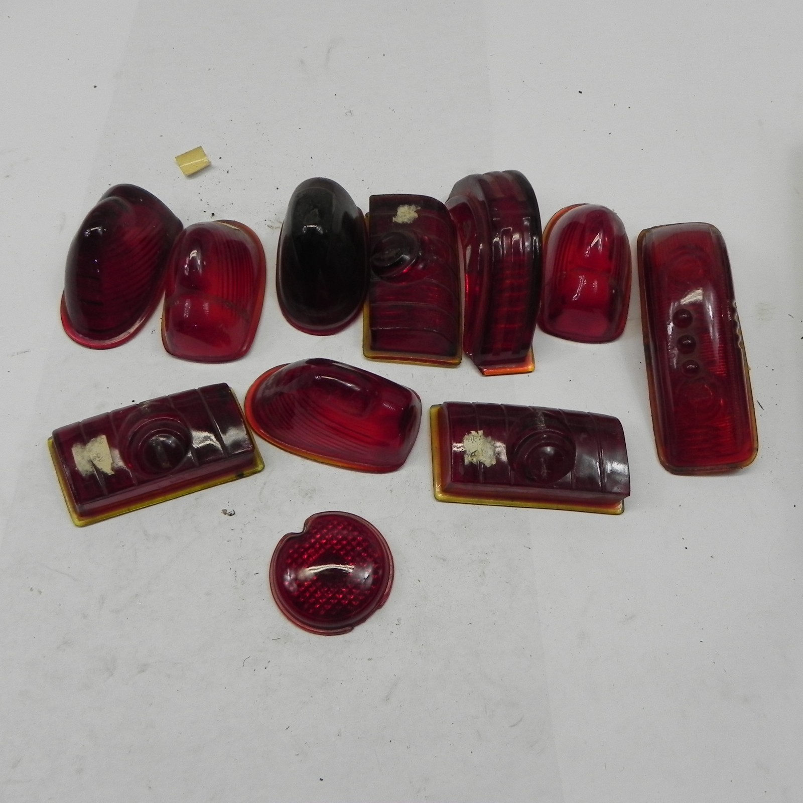 VINTAGE NORS LOT OF 10 TAIL LIGHT BRAKE LIGHT GLASS LENSES WEAR CHIPS 40S VINTAGE NORS LOT OF 10 TAIL LIGHT BRAKE LIGHT GLASS LENSES WEAR CHIPS 40S