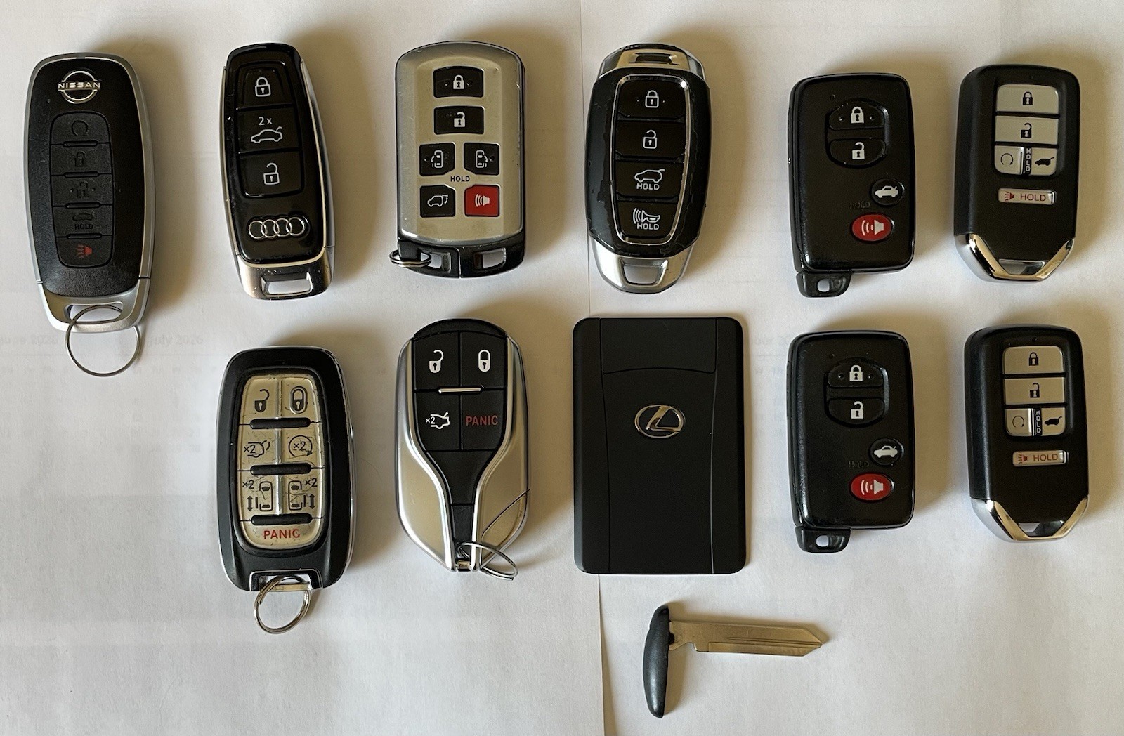 USED 12 COUNT KEY LOT, 11 OEM AND 1 KEY BLANK INSERT