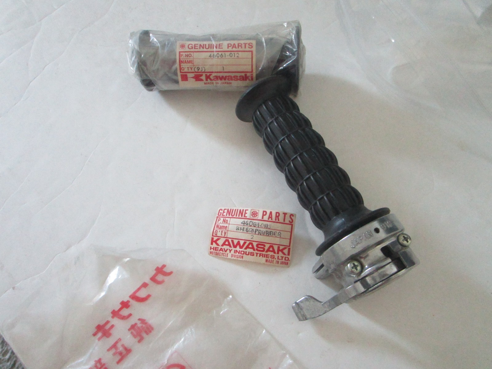 NOS Kawasaki 1972-75 Z1 900 KZ900 H1 H2 1 OEM LH/RH Rubber 46061-011 / 46061-012