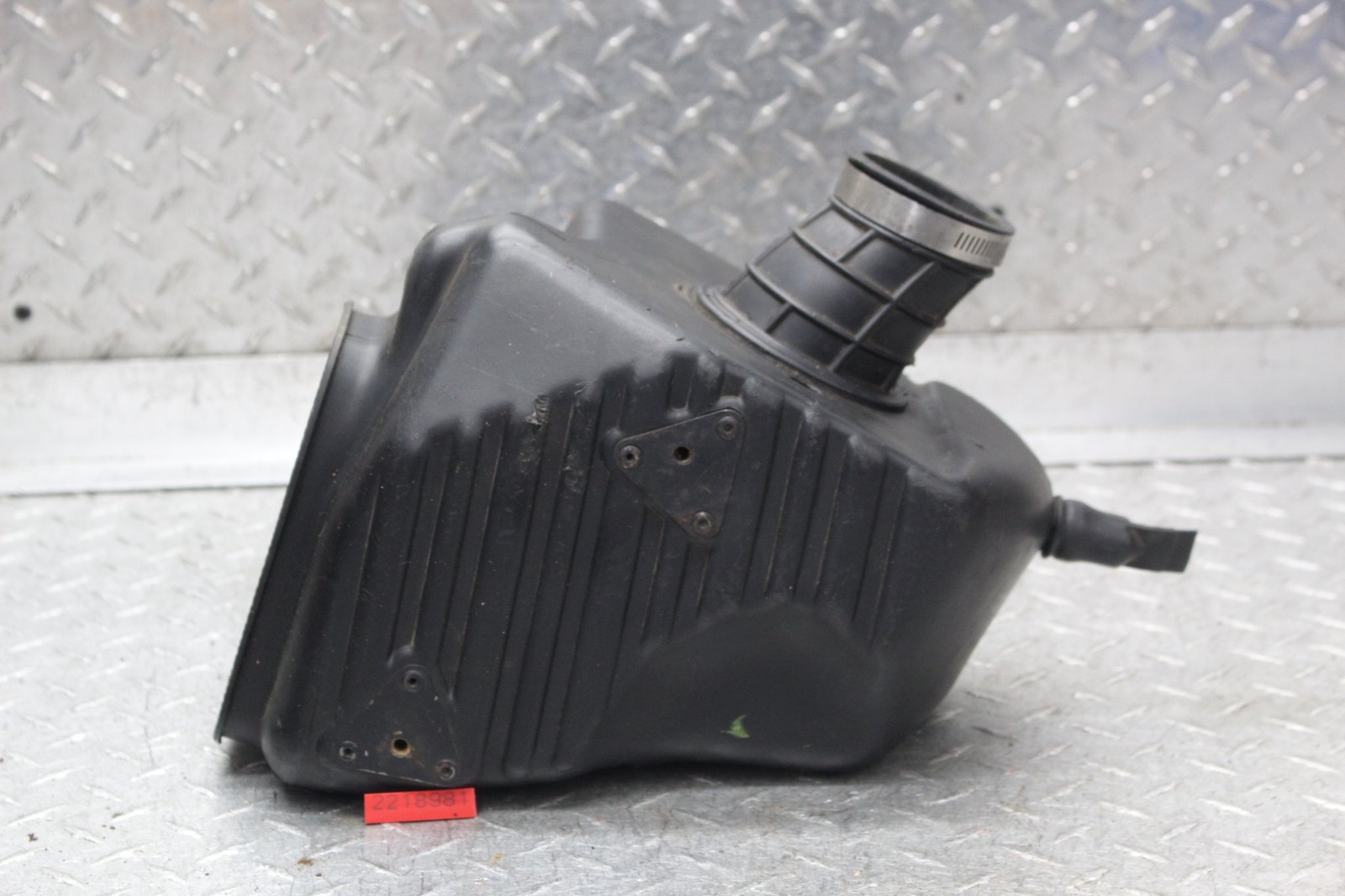 1979 SUZUKI RM250 AIRBOX AIR FILTER BOX CLEANER HOUSING 13700-40400 1979 SUZUKI RM250 AIRBOX AIR FILTER BOX CLEANER HOUSING 13700-40400