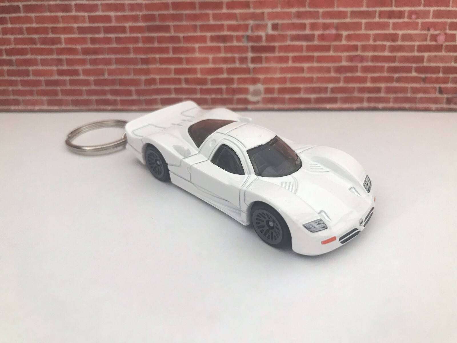 KEYCHAIN RING FOR NISSAN GT1 R390 SPORT CAR WHITE AUTO KEYS FOB WHEEL NEW