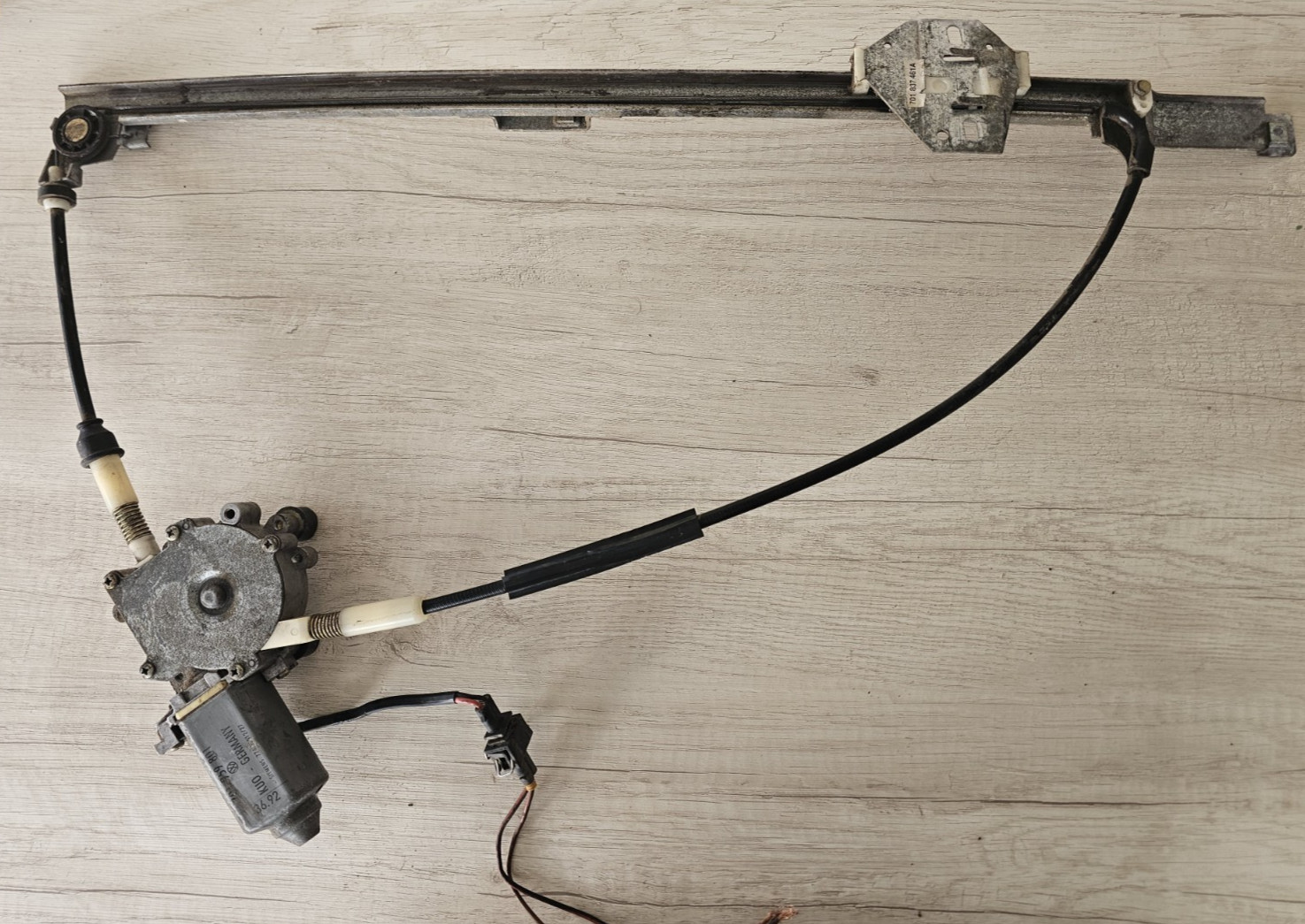 1993 1994 1995 VW Eurovan Front Left Window Regulator 701 837 461 A