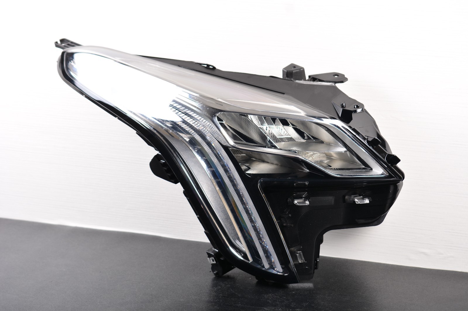 Complete 2018-2019 Cadillac XTS LED Headlight Front RH Right Passenger Side OEM Complete 2018-2019 Cadillac XTS LED Headlight Front RH Right Passenger Side OEM