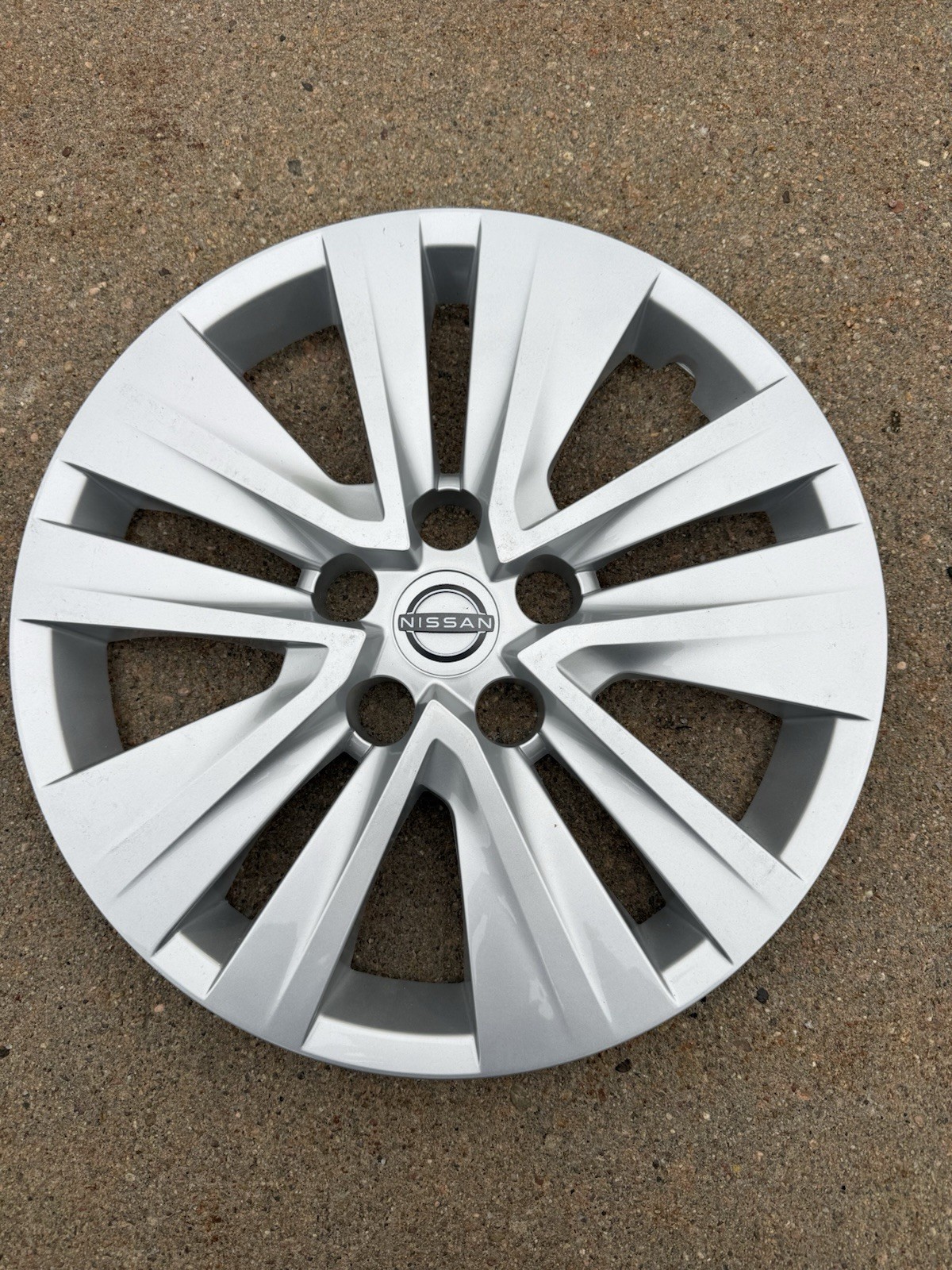 2020-2025 Nissan Sentra 16” Hubcap Wheel Cover OEM 2020-2025 Nissan Sentra 16” Hubcap Wheel Cover OEM