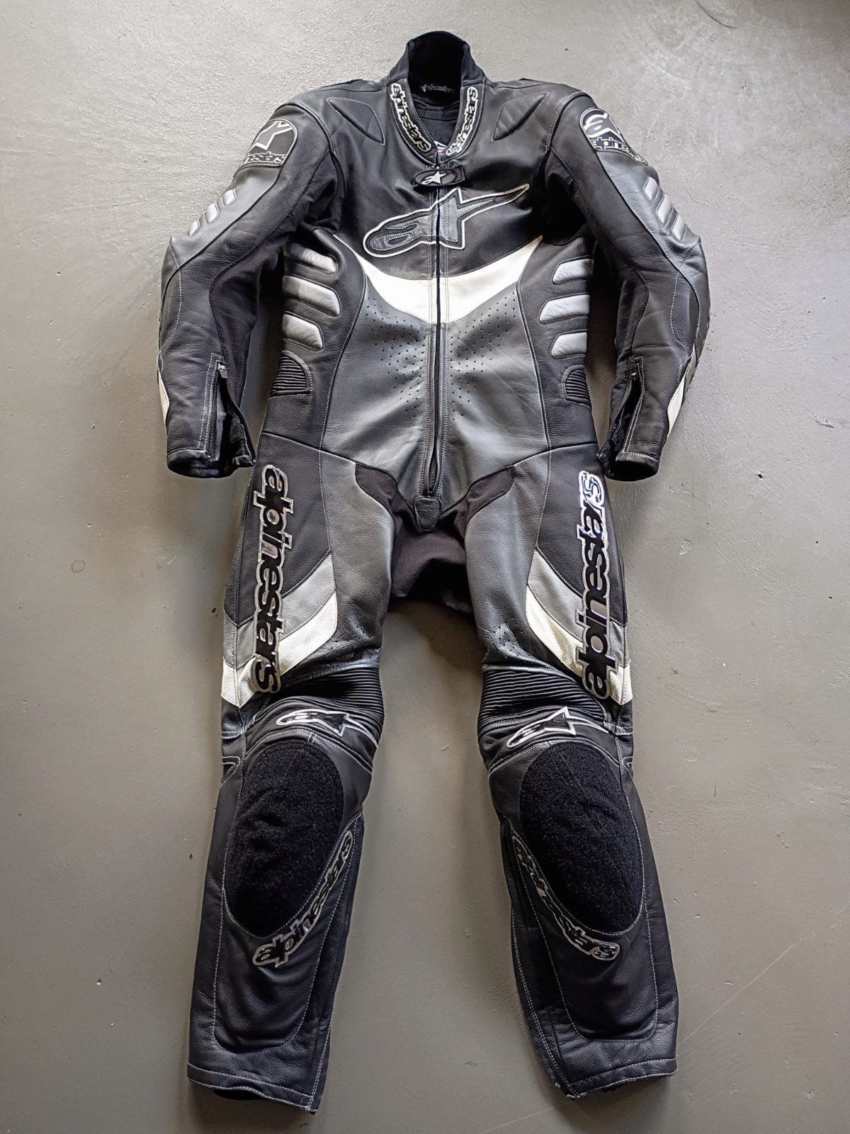 Alpinestars Leather Motorcycle Racing Suit Black Gunmetal Very Nice EU46 US36 Alpinestars Leather Motorcycle Racing Suit Black Gunmetal Very Nice EU46 US36