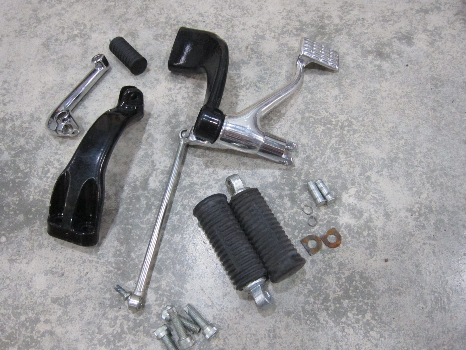 OEM Harley Davidson 2004-2013 Sportster Stock Mid Controls Foot Pegs Brackets