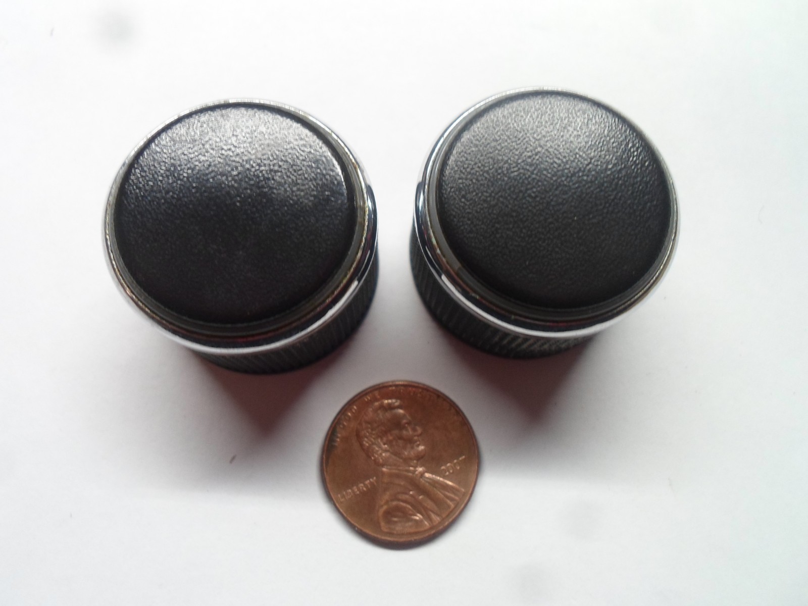 2008 - 2012 DODGE RAM RADIO STEREO VOLUME TUNER KNOB SET 68051892AA OEM 2008 - 2012 DODGE RAM RADIO STEREO VOLUME TUNER KNOB SET 68051892AA OEM