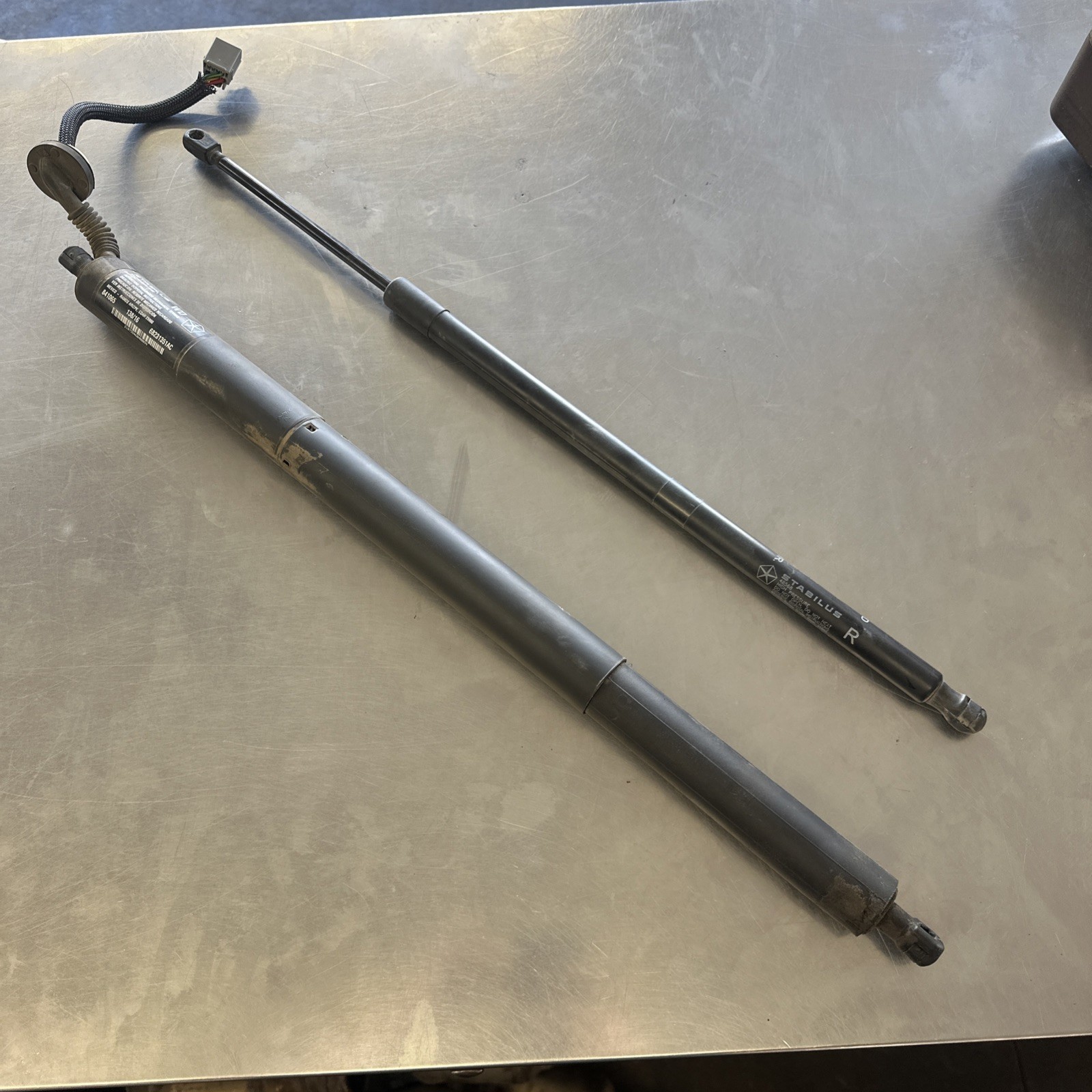 2013 - 2023 Dodge Durango POWER LIFTGATE STRUTS LEFT and RIGHT OEM 2013 - 2023 Dodge Durango POWER LIFTGATE STRUTS LEFT and RIGHT OEM