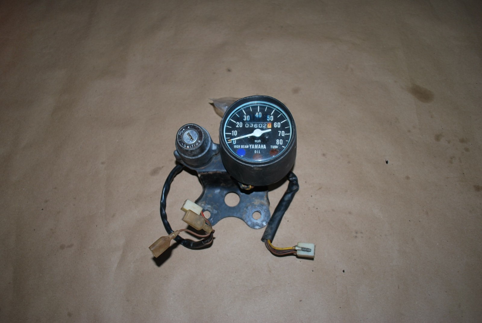 YAMAHA DT100 SPEEDOMETER, IGNITION SWITCH AND BRACKET YAMAHA DT100 SPEEDOMETER, IGNITION SWITCH AND BRACKET