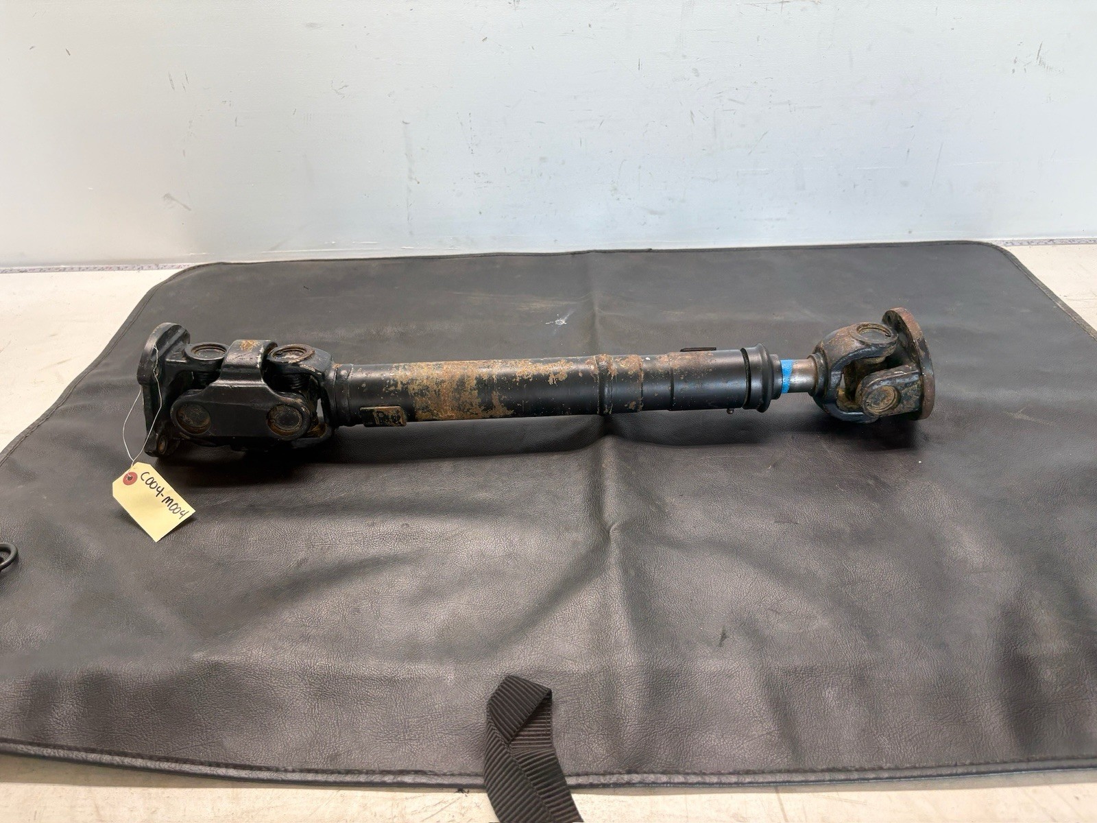 1998-2004 Land Rover Discovery II Front Axle Driveshaft Assembly
