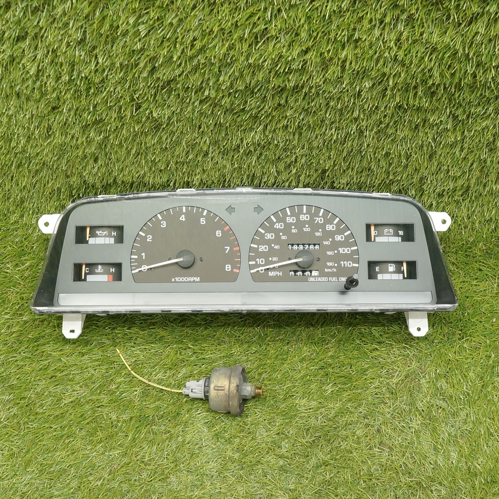 92-94 22RE SR5 Toyota Pickup Electronic Speedometer Instrument Gauge Cluster 92-94 22RE SR5 Toyota Pickup Electronic Speedometer Instrument Gauge Cluster