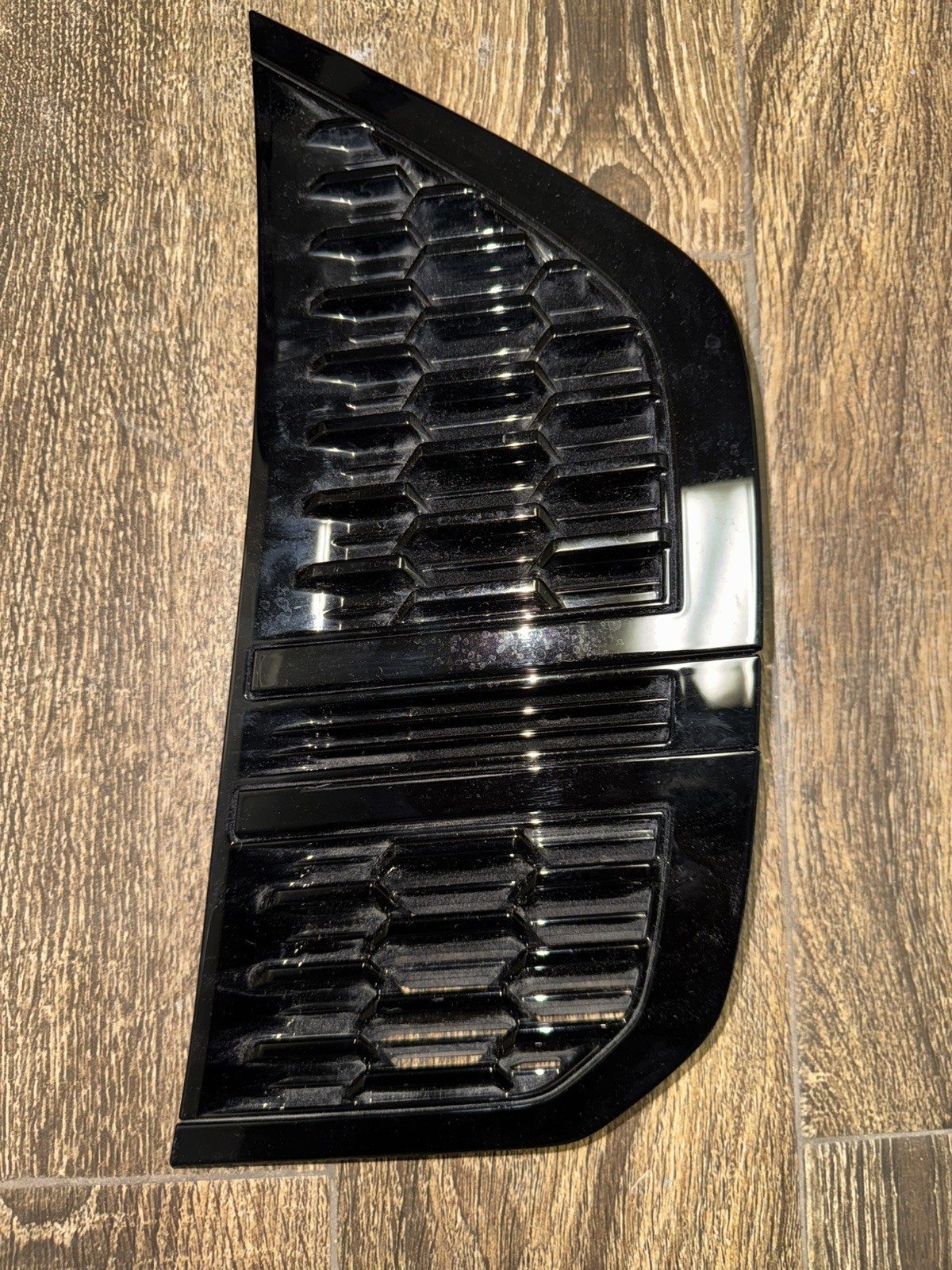 2025 Nissan Fender Insert Emblem OEM 63825-7KA0A 2025 Nissan Fender Insert Emblem OEM 63825-7KA0A