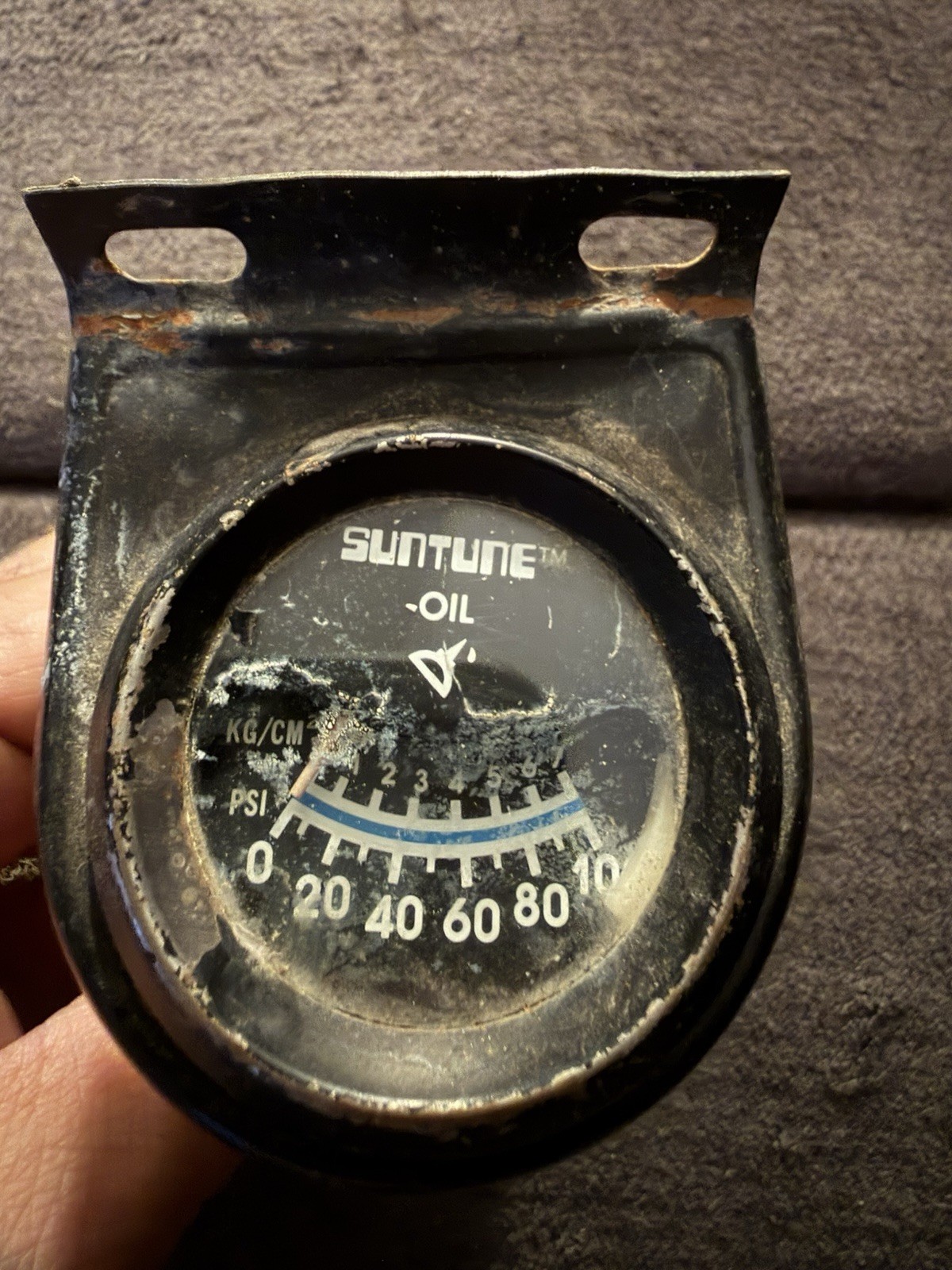 Vintage Suntune Oil Pressure Gauge Black Hanging Bezel 0-100psi Vintage Suntune Oil Pressure Gauge Black Hanging Bezel 0-100psi