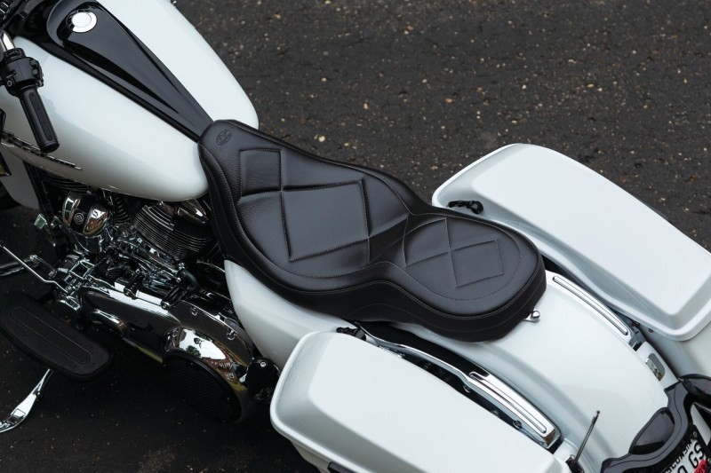 Mustang Super Tripper Seat Carbon 75202 Mustang Super Tripper Seat Carbon 75202