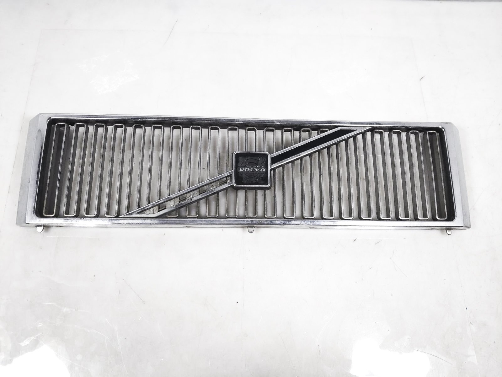 1987-1991 Volvo 780 Front Upper Grille Assembly *Has Some Pitting 1341309