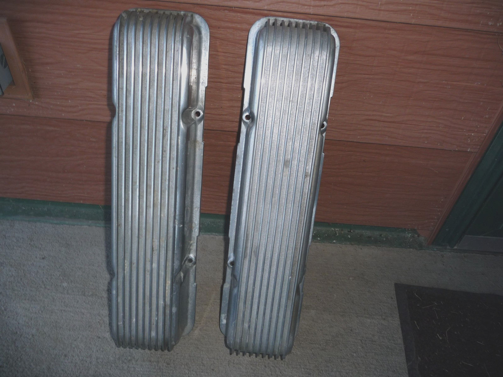 Cal Custom SB Chevy Aluminum Finned Valve Covers 40-2050 Vintage 283-302-327-350 Cal Custom SB Chevy Aluminum Finned Valve Covers 40-2050 Vintage 283-302-327-350
