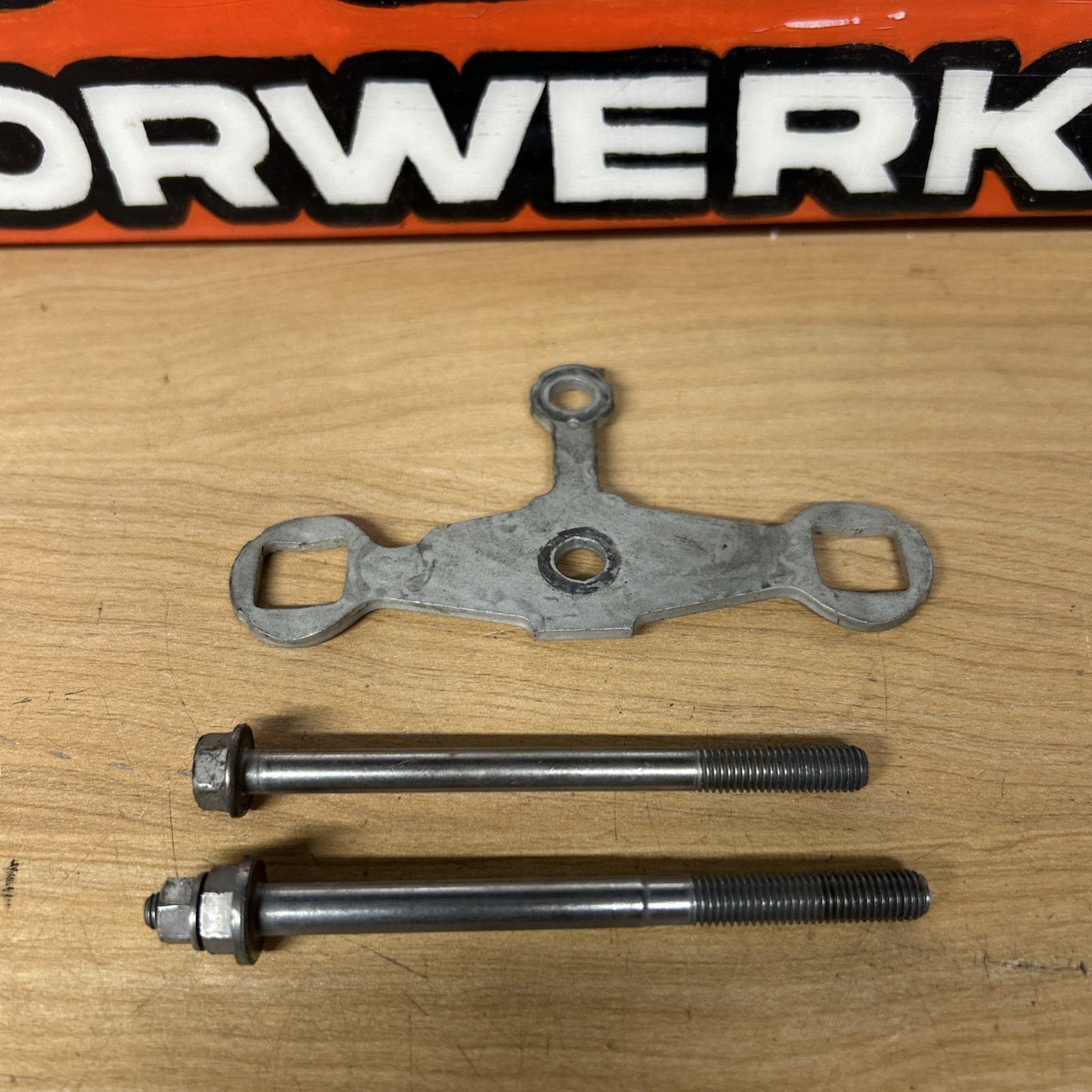 12-18 BMW 320i 328i 528i X1 X3 X4 Z4 N20 N26 INJECTOR HOLD BRACKET & BOLTS OEM