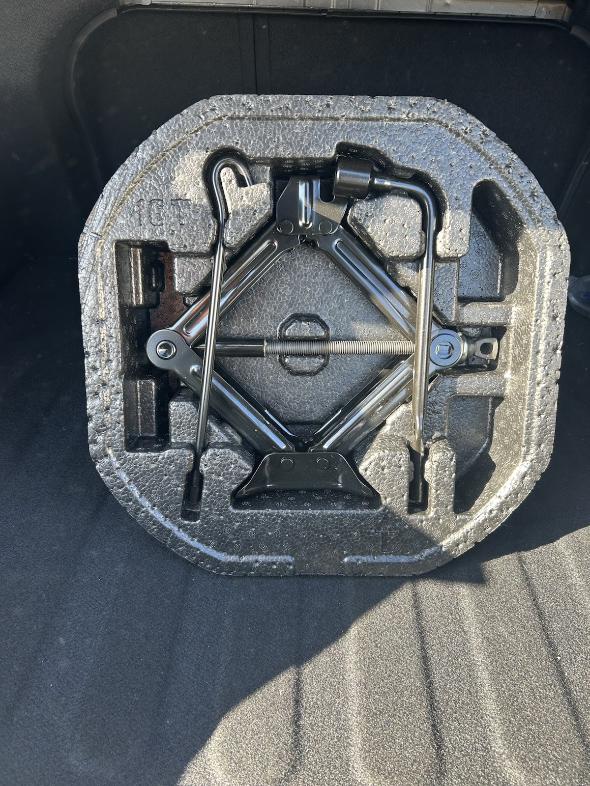 2020-2023 Hyundai Sonata Tire Jack Kit Emergency Tool Assembly Foam OEM 2020-2023 Hyundai Sonata Tire Jack Kit Emergency Tool Assembly Foam OEM