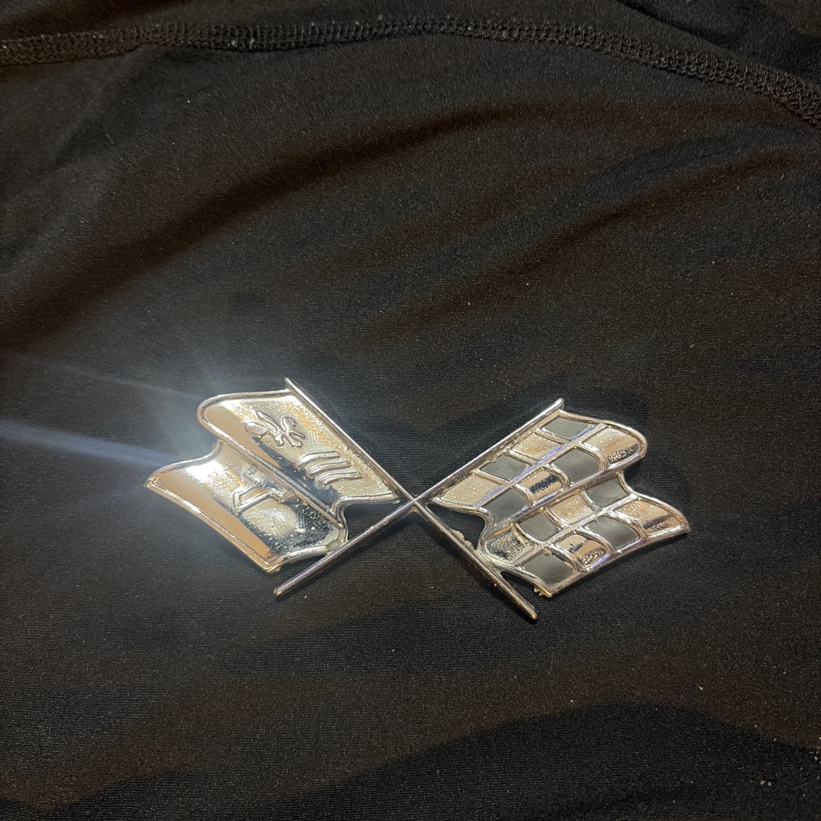 Chevrolet corvette 1968-1973 C3 FUEL DOOR FLAG EMBLEM GM 3954546 Chevrolet corvette 1968-1973 C3 FUEL DOOR FLAG EMBLEM GM 3954546