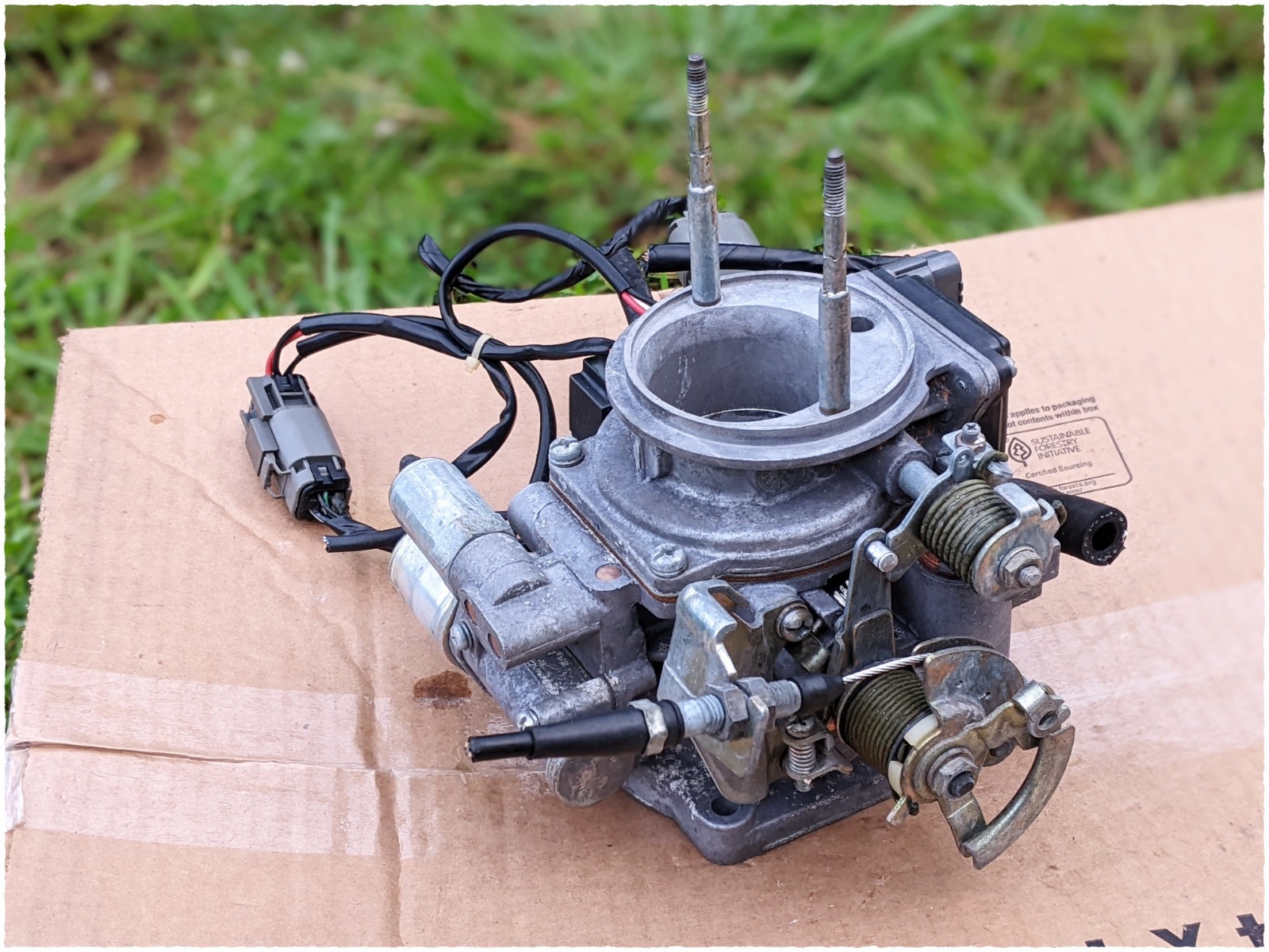 ✅  1990-1993 Nissan pickup 4 cyl 1611986G11 Throttle Body OEM