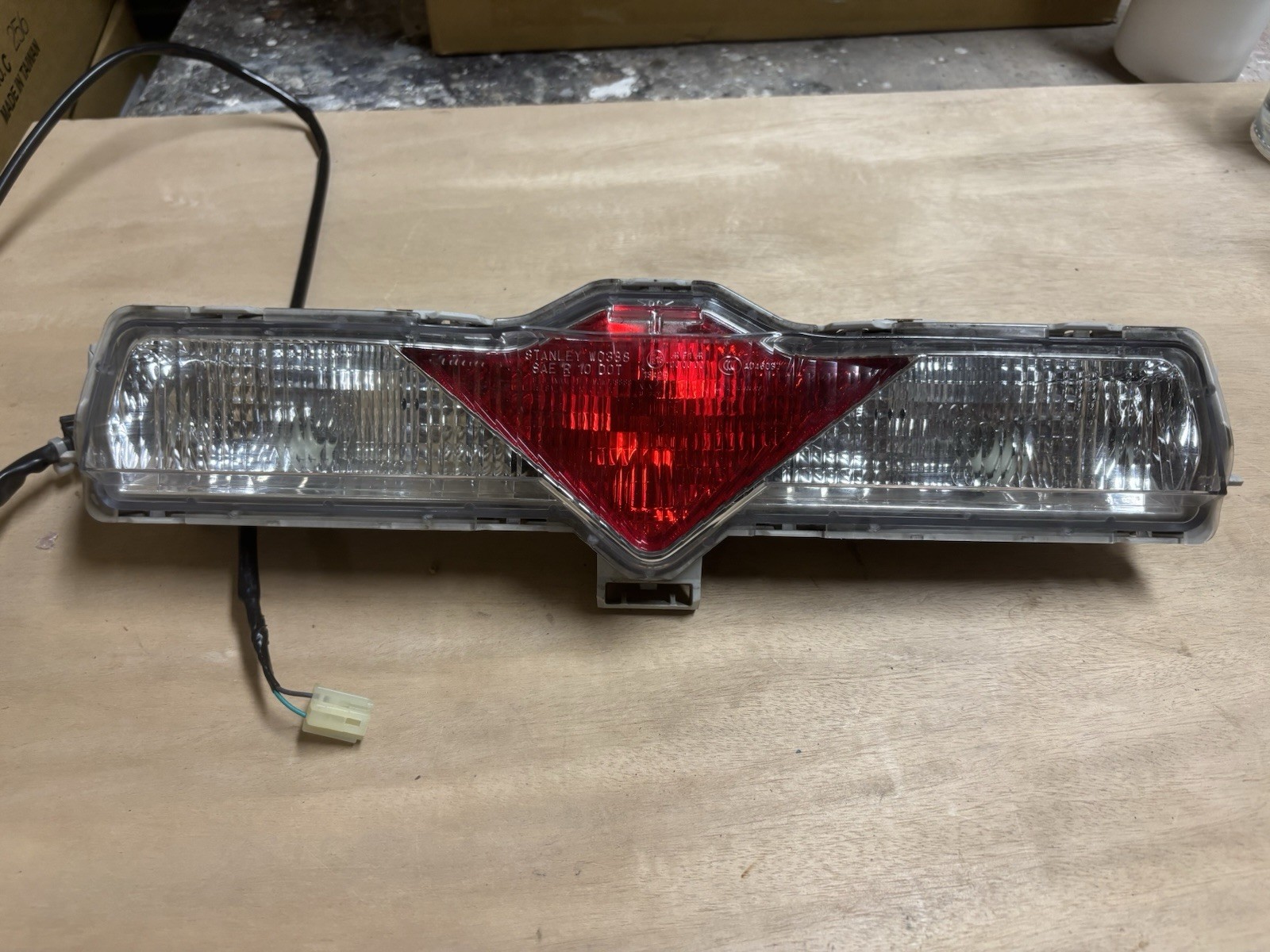 Stanley W0883 Rear Trunk Garnish Tail Light Reverse Lamp Assembly OEM JDM Used Stanley W0883 Rear Trunk Garnish Tail Light Reverse Lamp Assembly OEM JDM Used