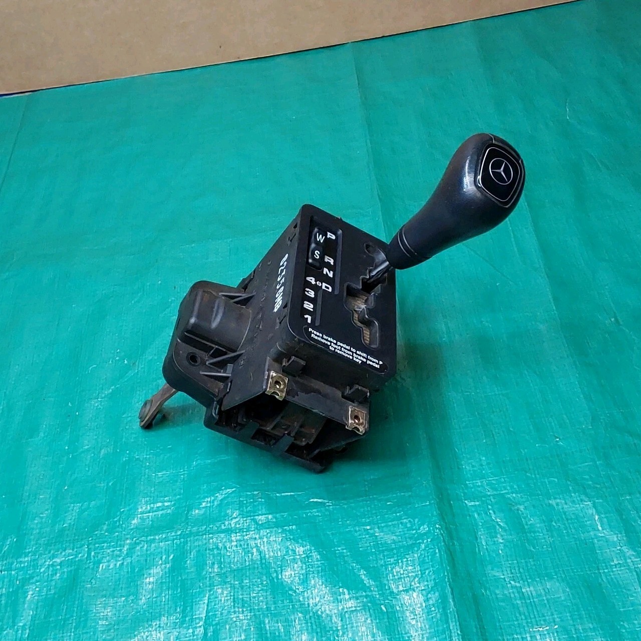 1996-1999 Mercedes W210 E320 Floor Shifter Gear Selector Box OEM 2022670137 1996-1999 Mercedes W210 E320 Floor Shifter Gear Selector Box OEM 2022670137