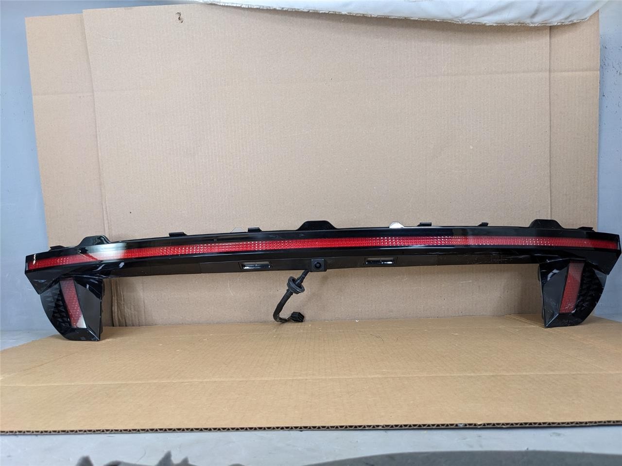 OEM 2022-2024 Hyundai Tucson Full LED Center Rear Trunk Tail Gate Lid Light Bar
