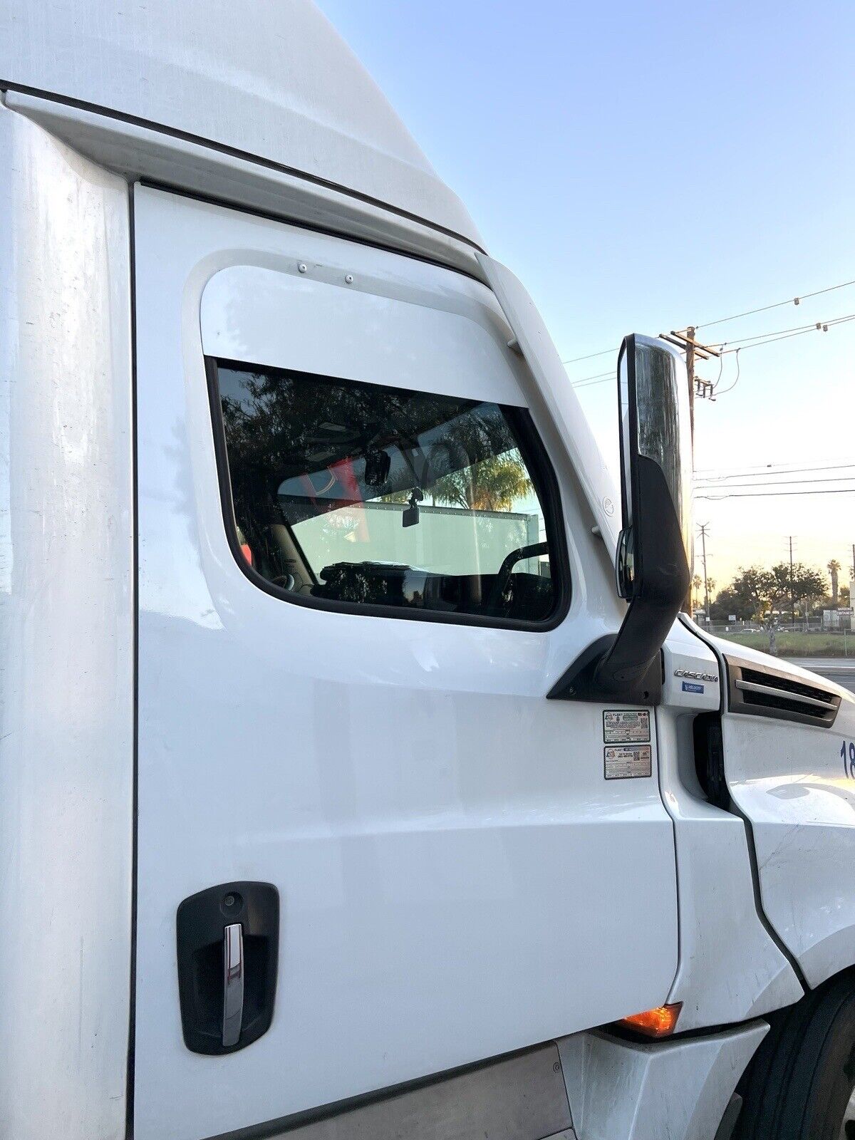 FREIGHTLINER CASCADIA CHOP-TOP 7 INCH SIZE IN WHITE FINISH