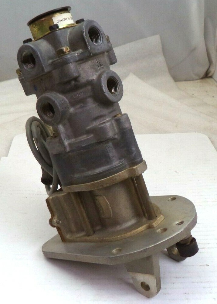 Bendix 60 psi Brake Valve w/Treadle 107703E-10-R