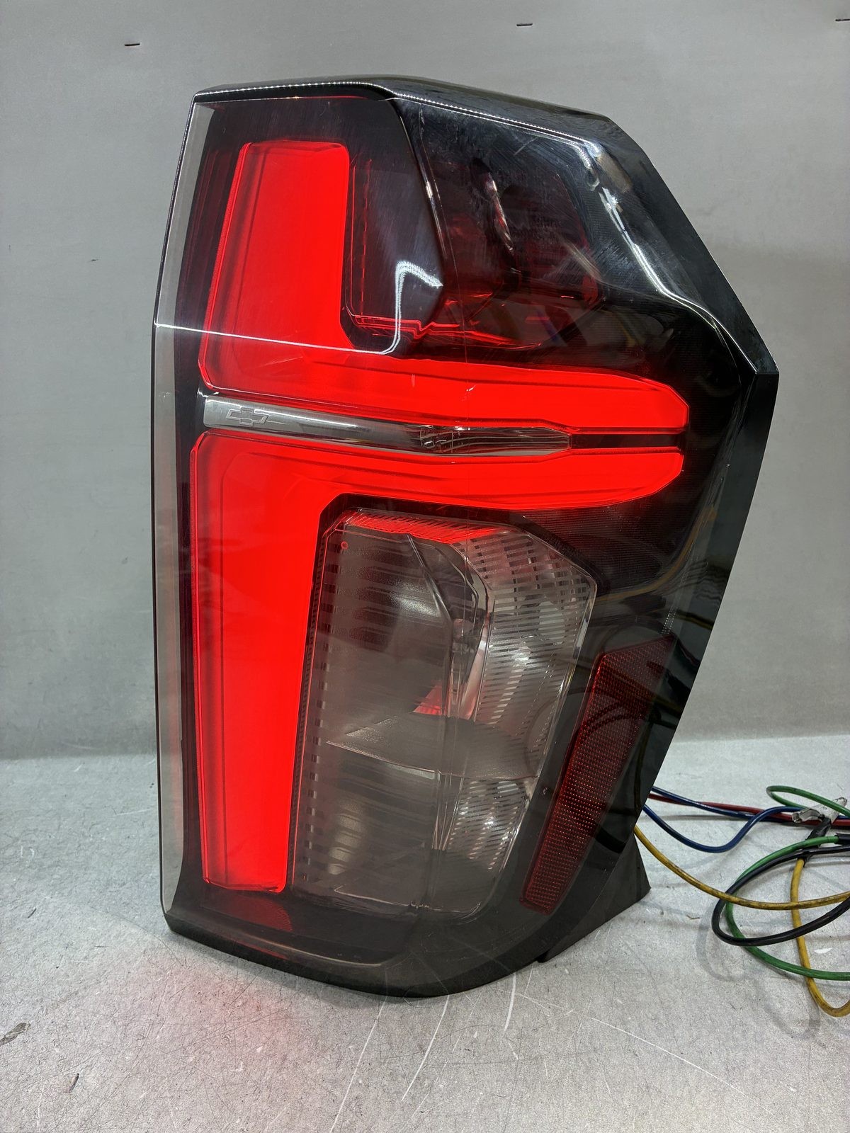 2021 2024 CHEVROLET SUBURBAN TAHOE OUTER TAIL LIGHT OEM RH RIGHT SIDE HALOGEN