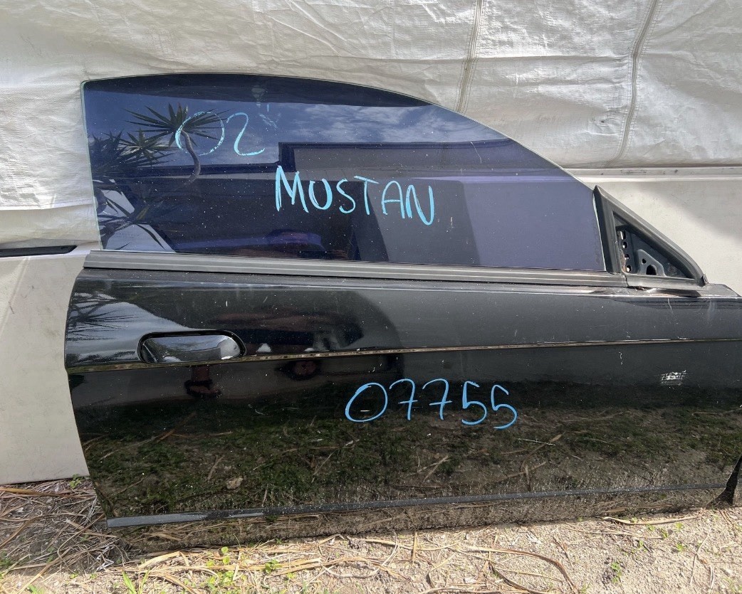 99-04 Ford Mustang GT   Right Passenger Door Window