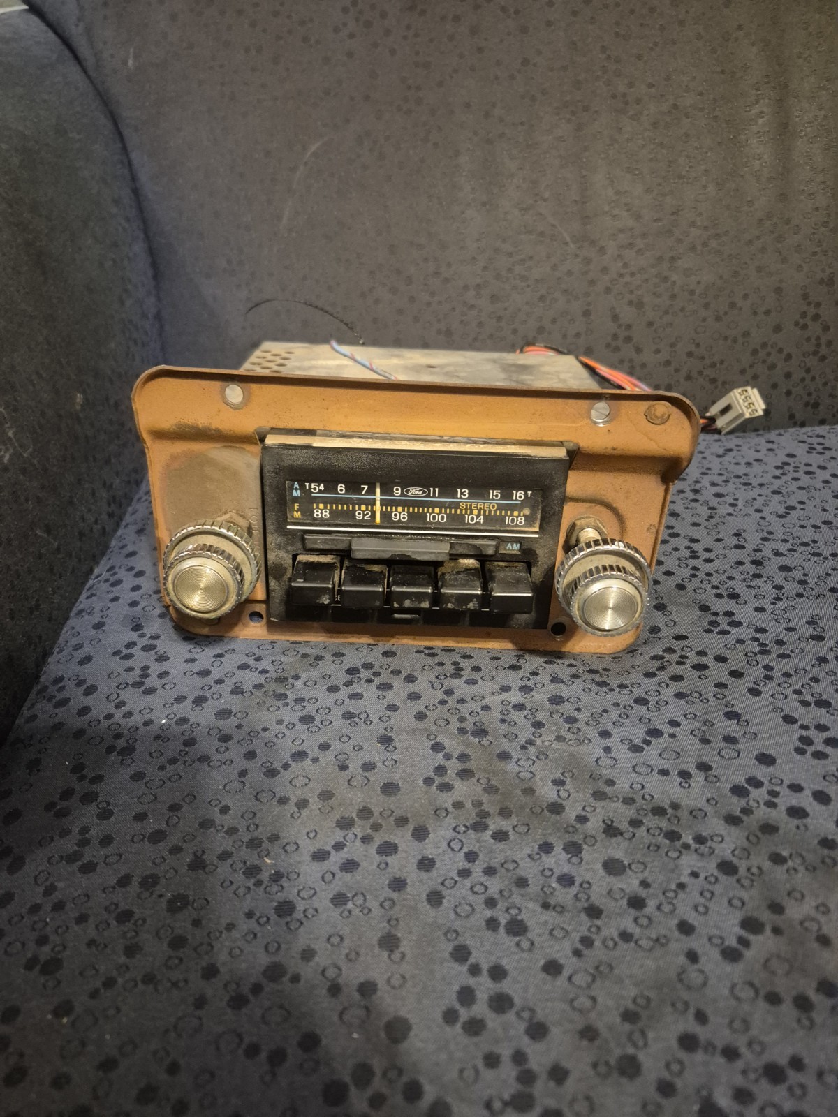 1980’s Ford F-150 OEM AM FM Stereo Push Button Car Radio Untested E4AF-19A241-AA