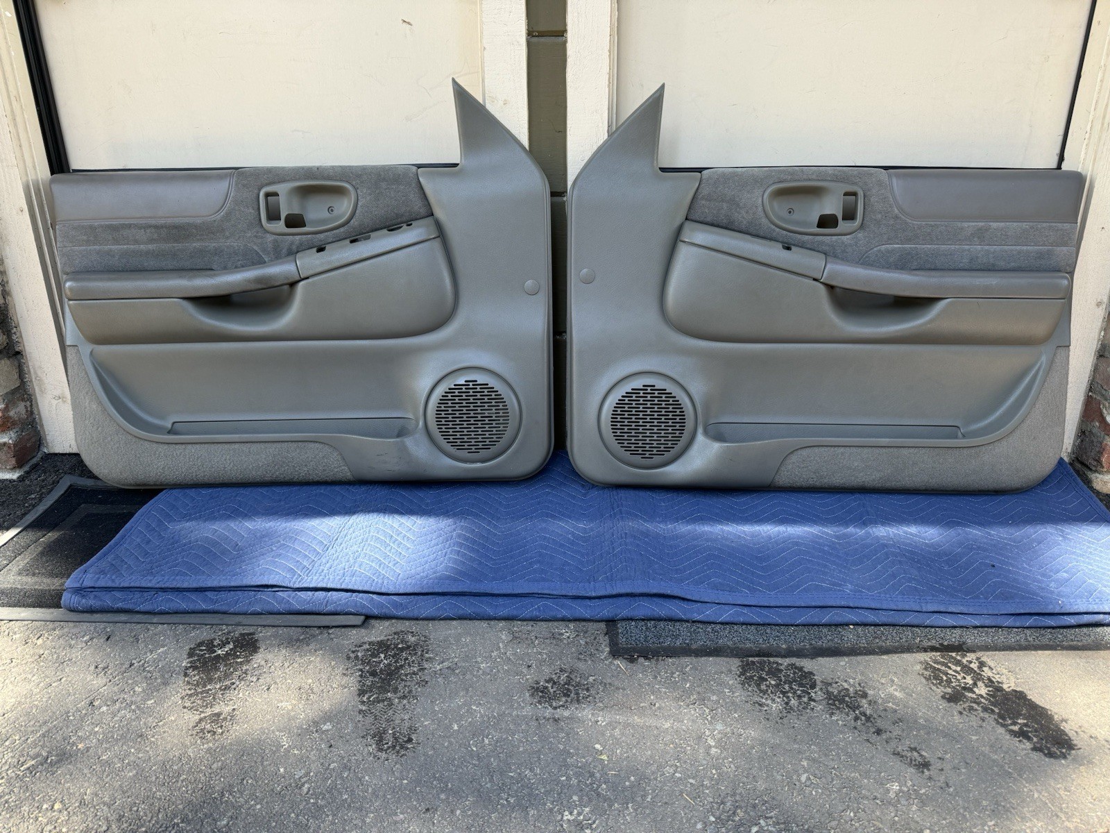 98-05 S10 Sonoma Blazer Jimmy LIGHT GRAY Front Door Panels Left Right Set PEWTER