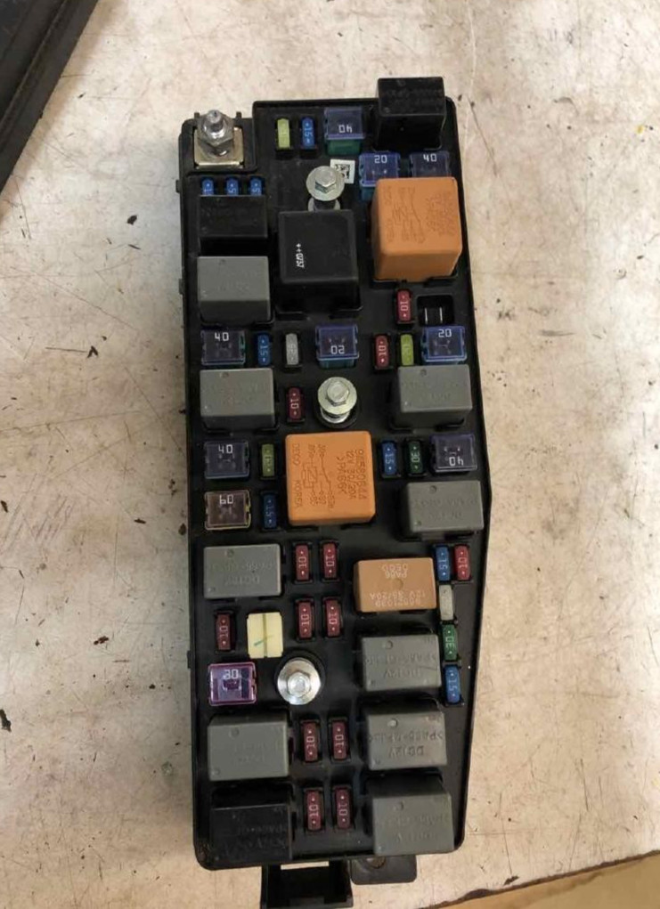 2008-2009 Saturn Vue Engine Fuse Box Assembly OEM