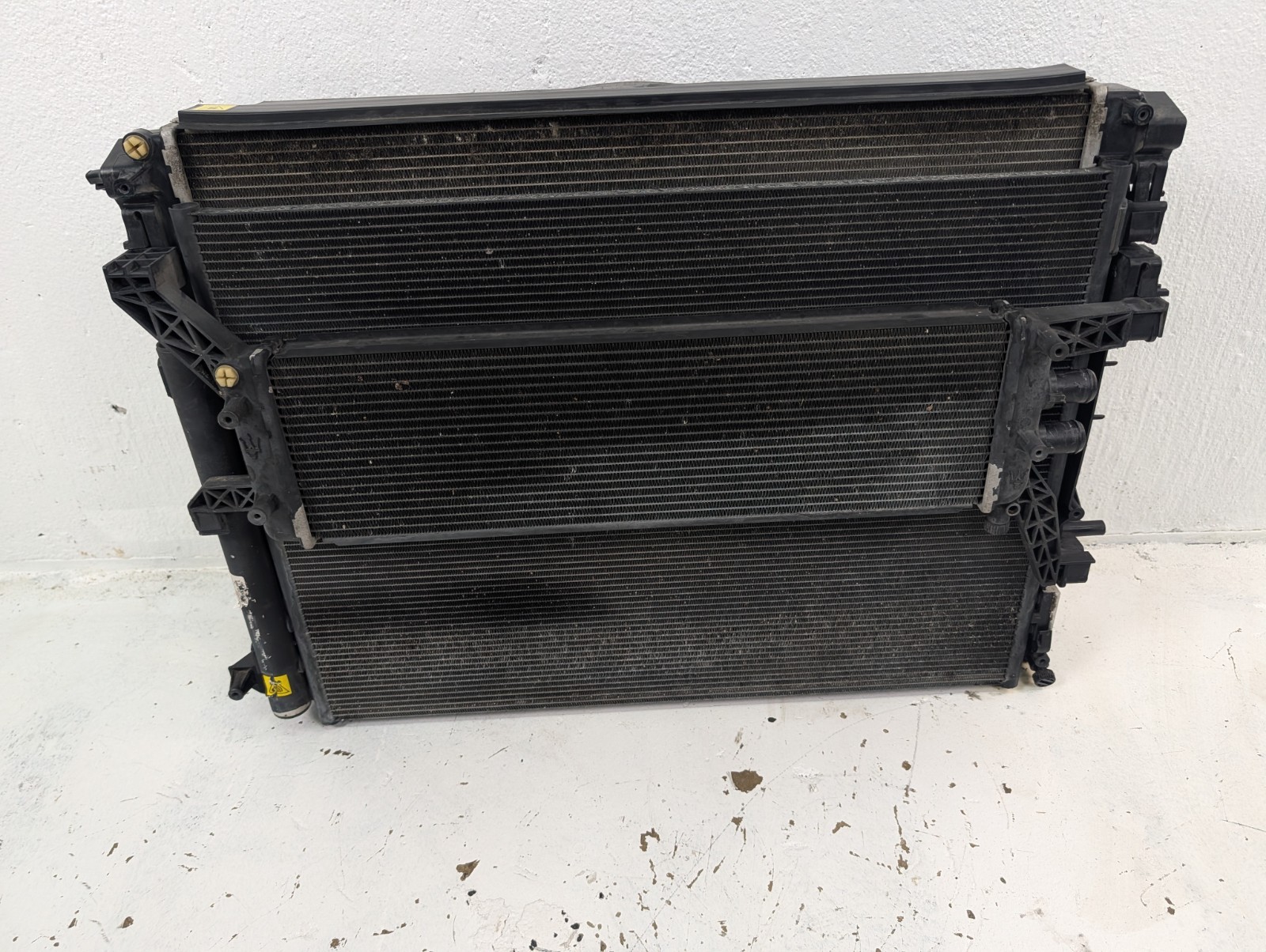 2014-2019 Maserati Ghibli SQ4 3.0L V6 Radiator Condenser Cooler Fan Assembly OEM