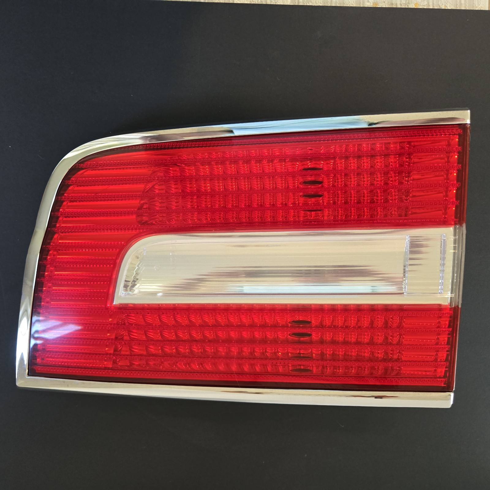 BROKEN TABS 2007-2014 Lincoln Navigator RH Passenger Side Inner Tail Light BROKEN TABS 2007-2014 Lincoln Navigator RH Passenger Side Inner Tail Light