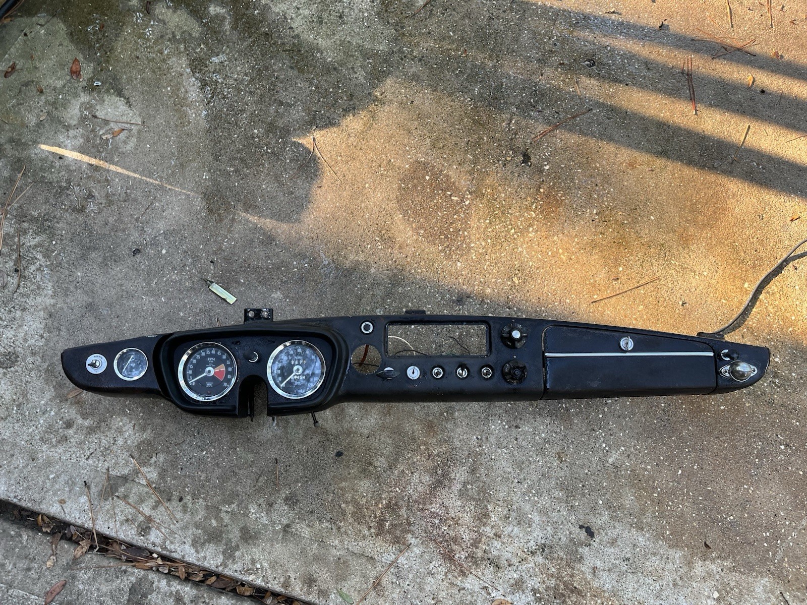 MGB MGB-GT ORIGINAL STEEL DASH WITHOUT SPEEDO & TACH OFF A 1966 MGB