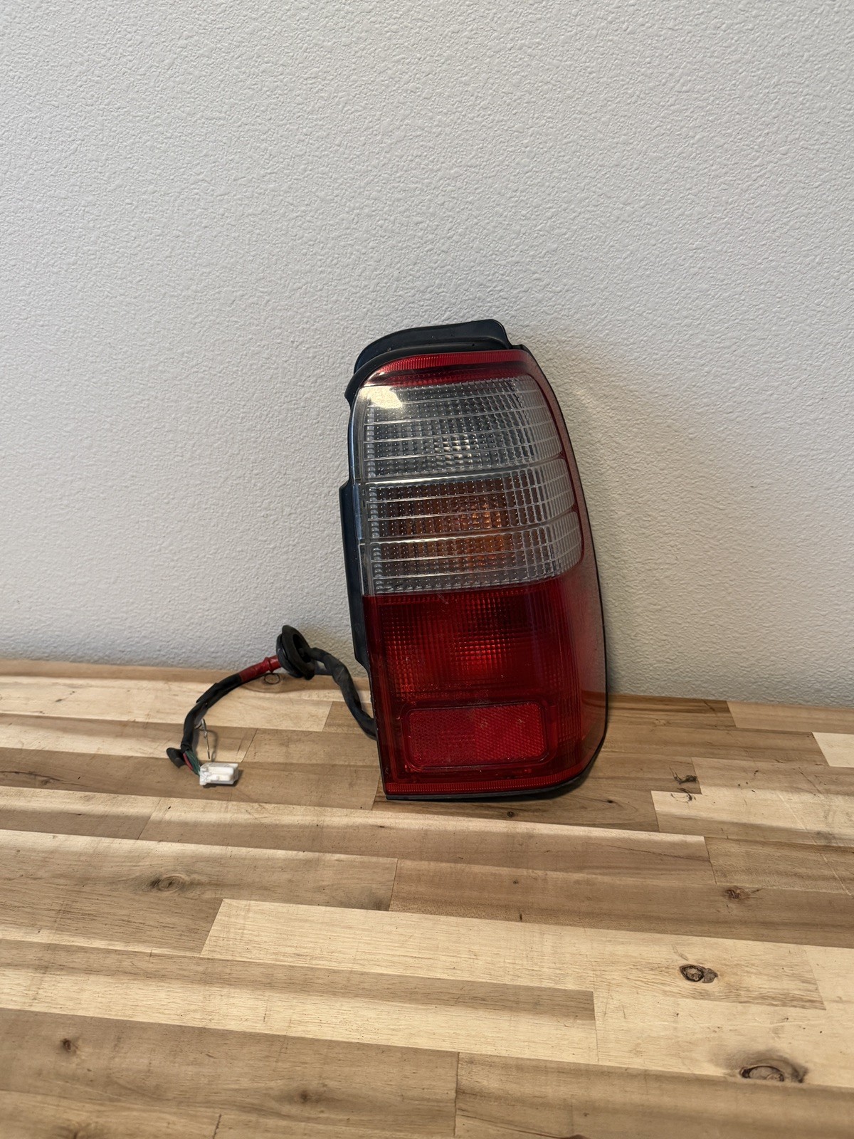 1996-2000 TOYOTA 4RUNNER OEM REAR BRAKE TAIL LIGHT LAMP ASSEMBLY PASSENGER SIDE