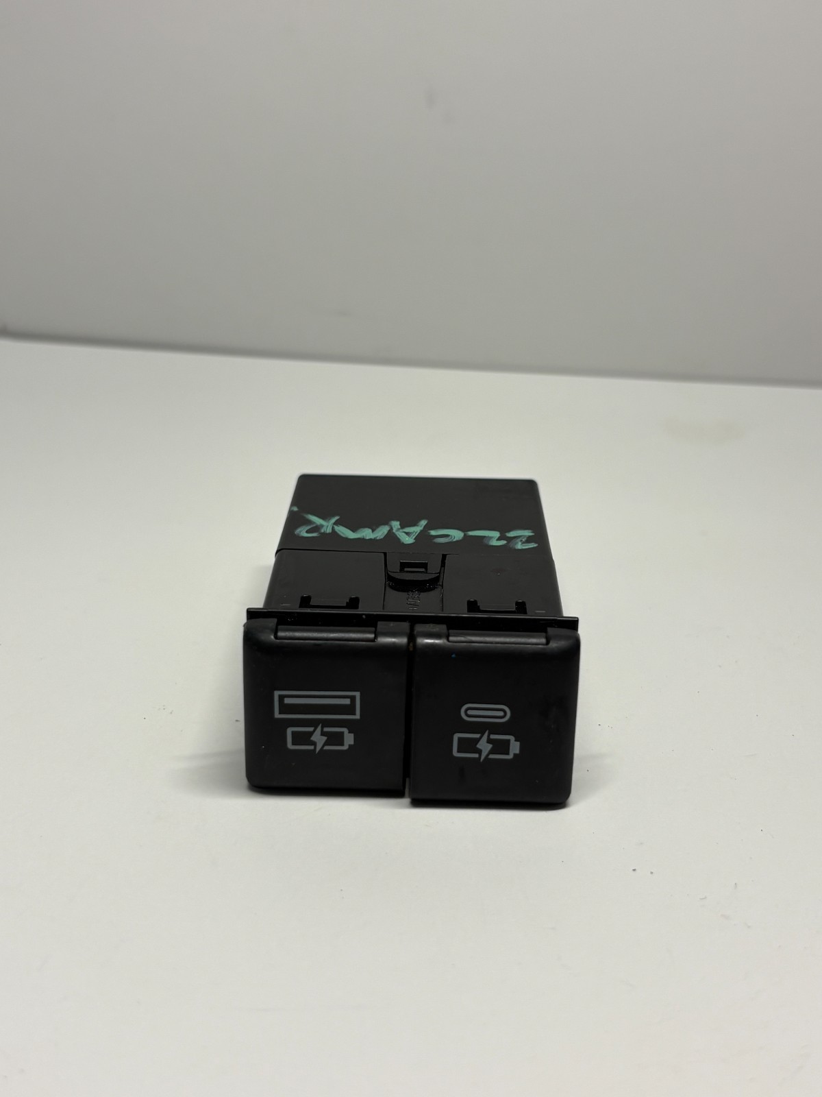 OEM 85532-08040 TOYOTA CAMRY CENTER CONSOLE DUAL TYPE-C / USB CHARGING PORT 2022
