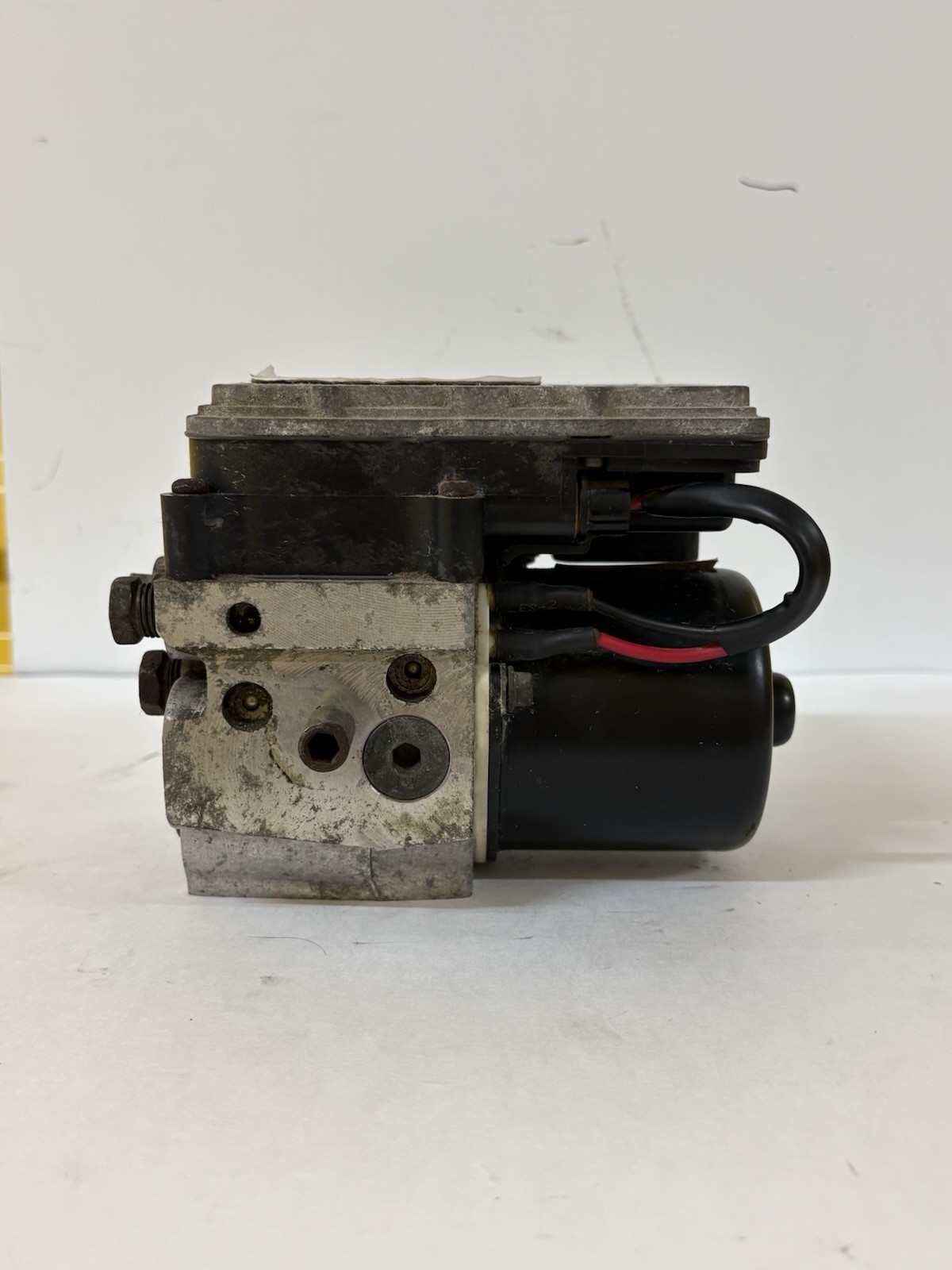 2000-2002 Chevy Tahoe/ Yukon / Suburban 1500 ABS Pump Anti Lock Brake Assembly 2000-2002 Chevy Tahoe/ Yukon / Suburban 1500 ABS Pump Anti Lock Brake Assembly